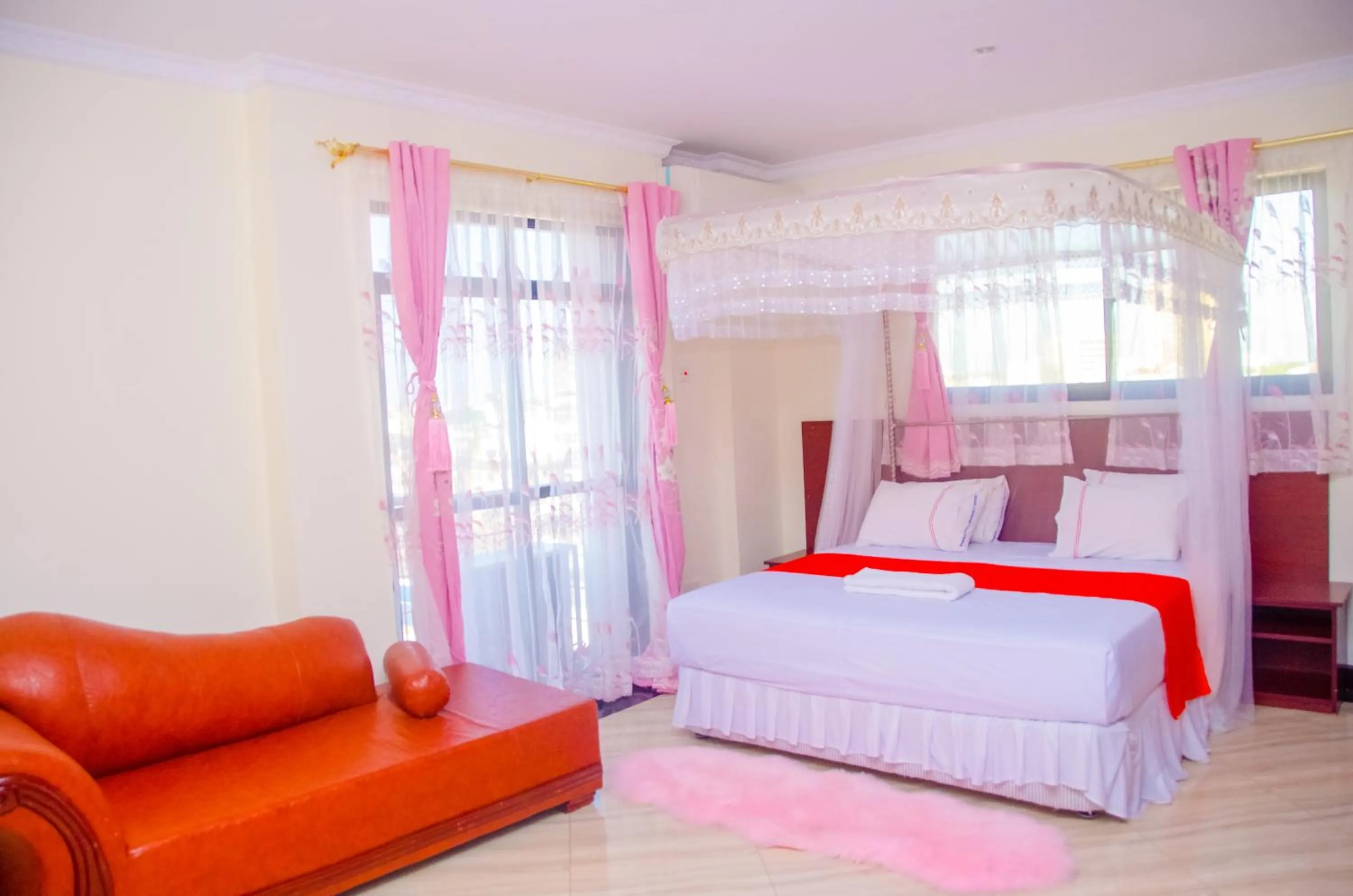 Bathroom, Bed in Sheratton Regency Hotel