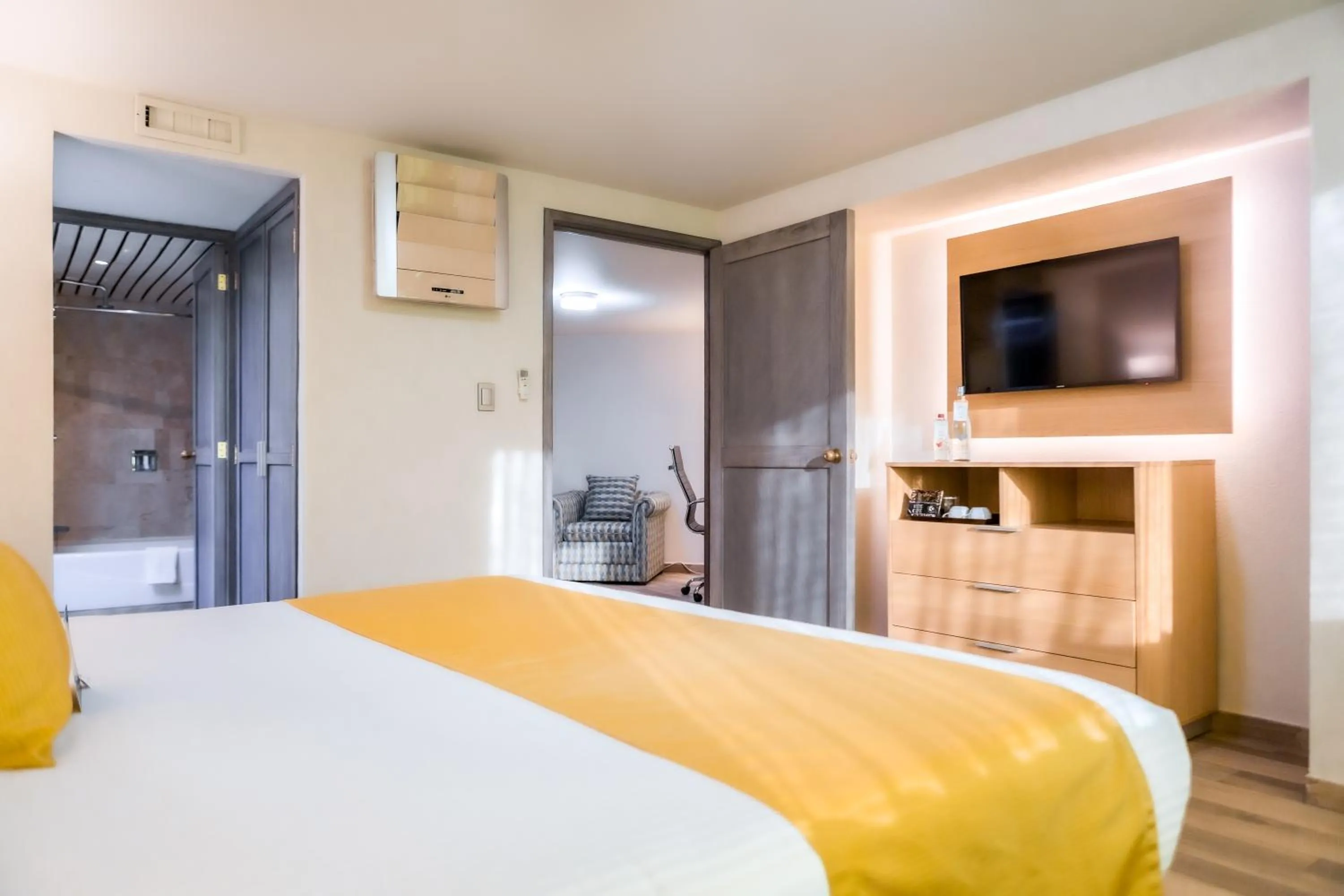 Photo of the whole room, Bed in La Joya Pachuca