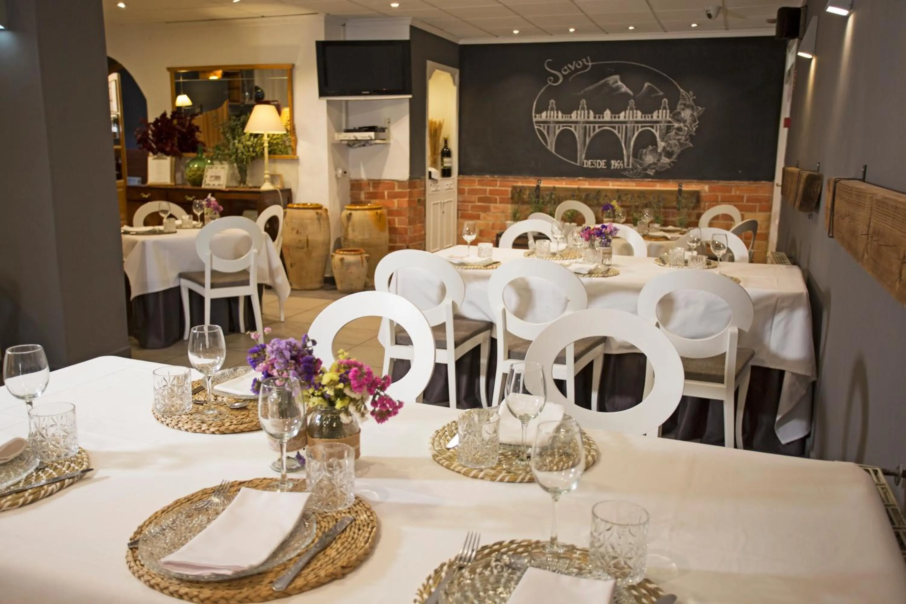 Restaurant/places to eat in Savoy