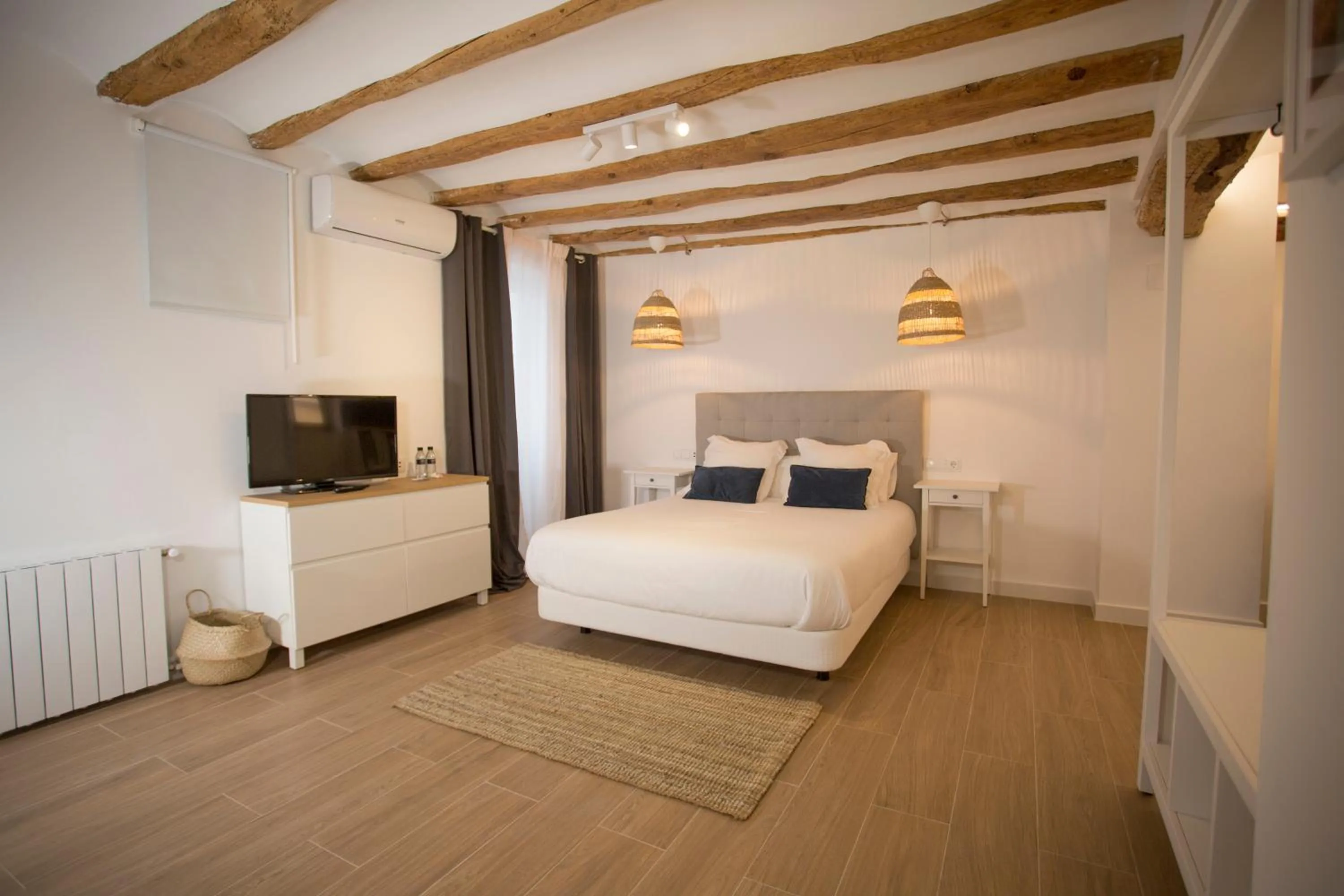 Photo of the whole room, Bed in Savoy