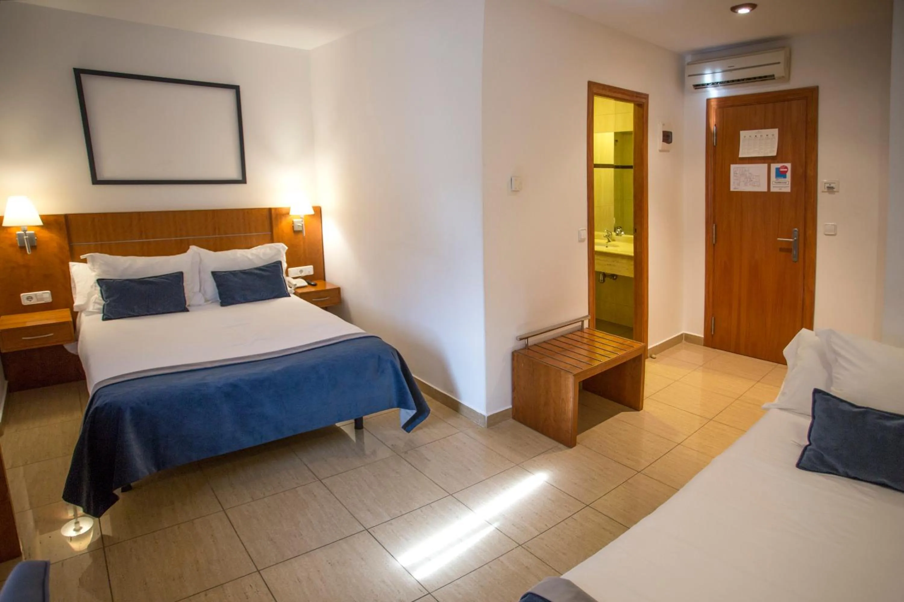 Photo of the whole room, Bed in Savoy