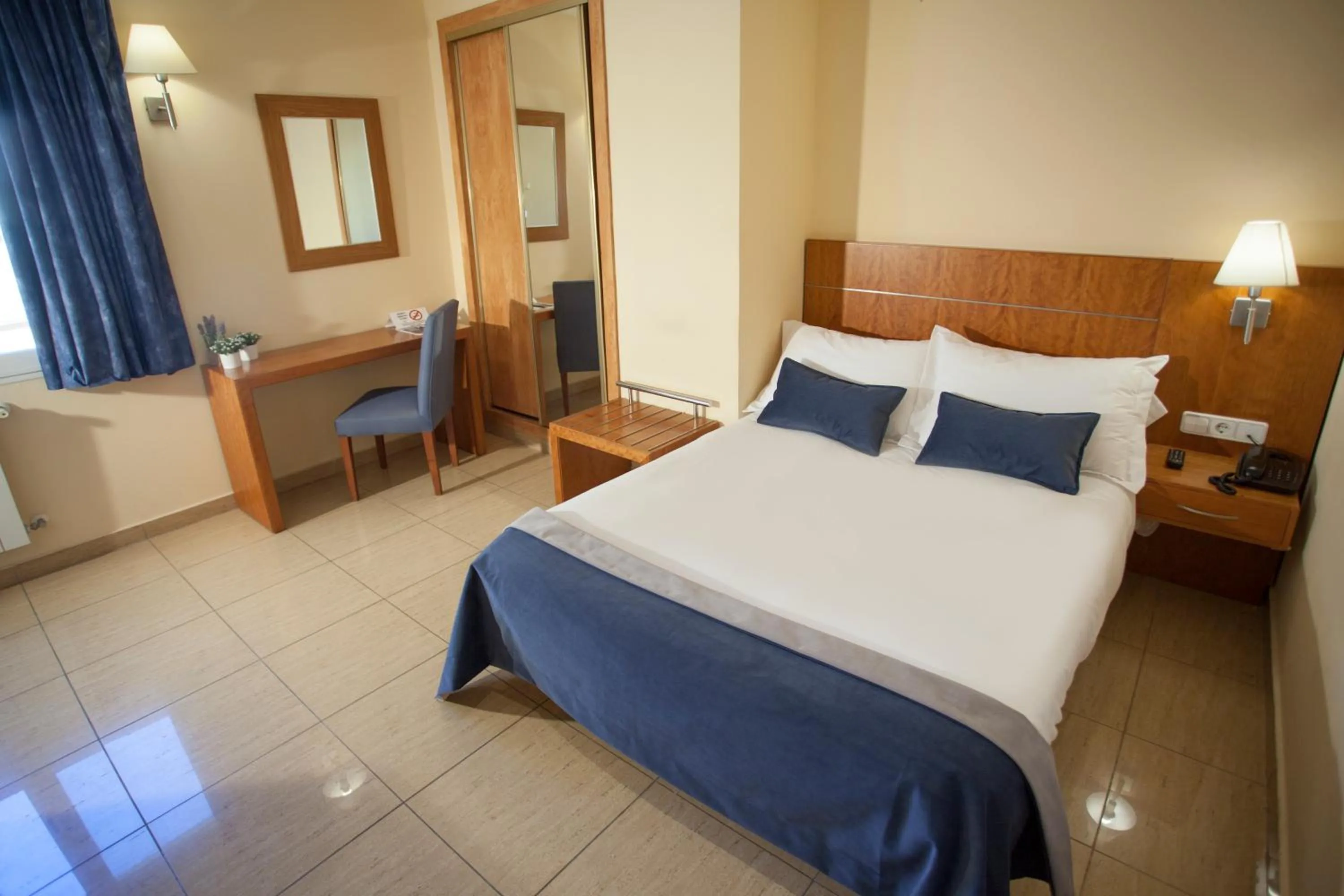 Photo of the whole room, Bed in Savoy