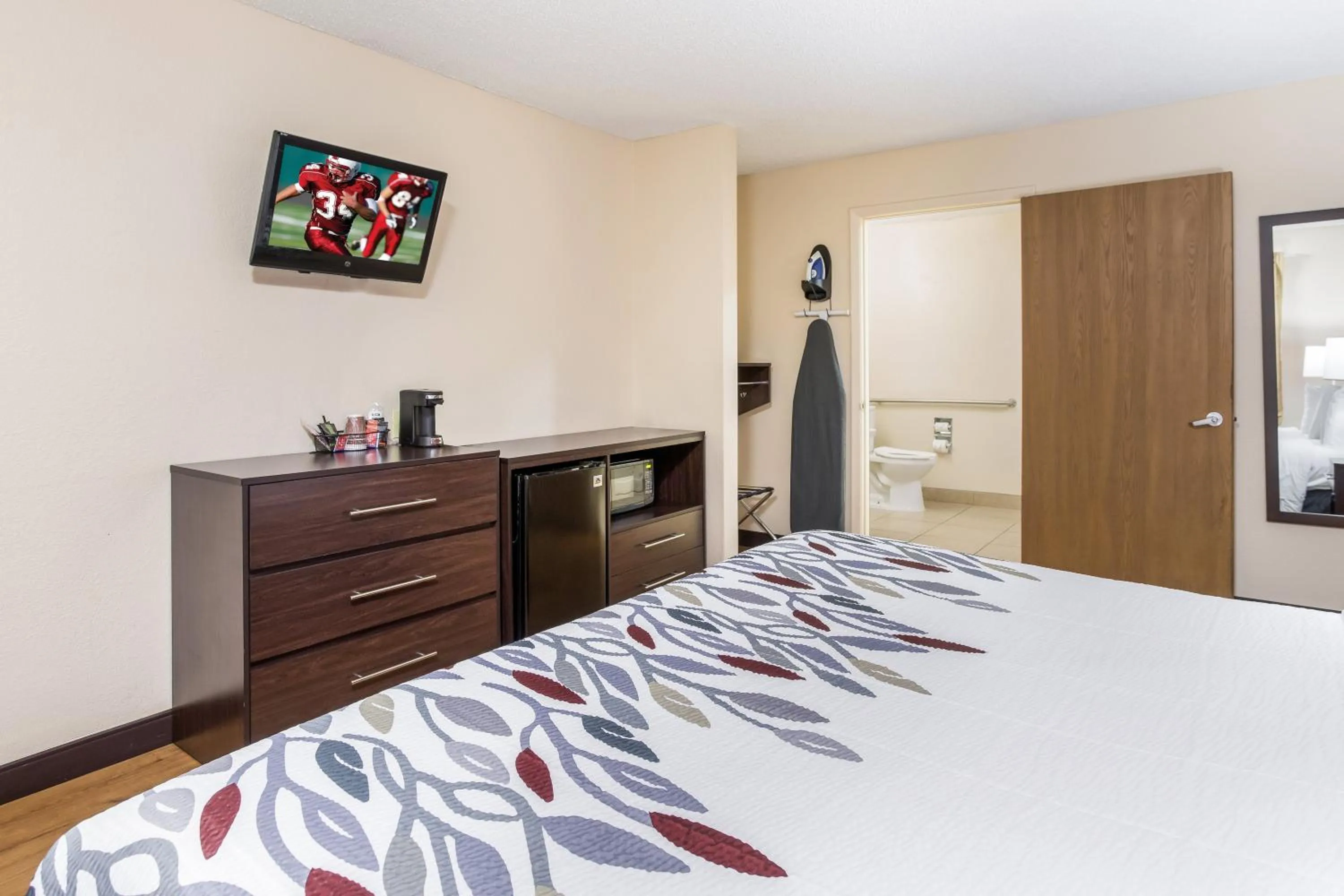 Bedroom, Bed in Red Roof Inn Albuquerque - Midtown