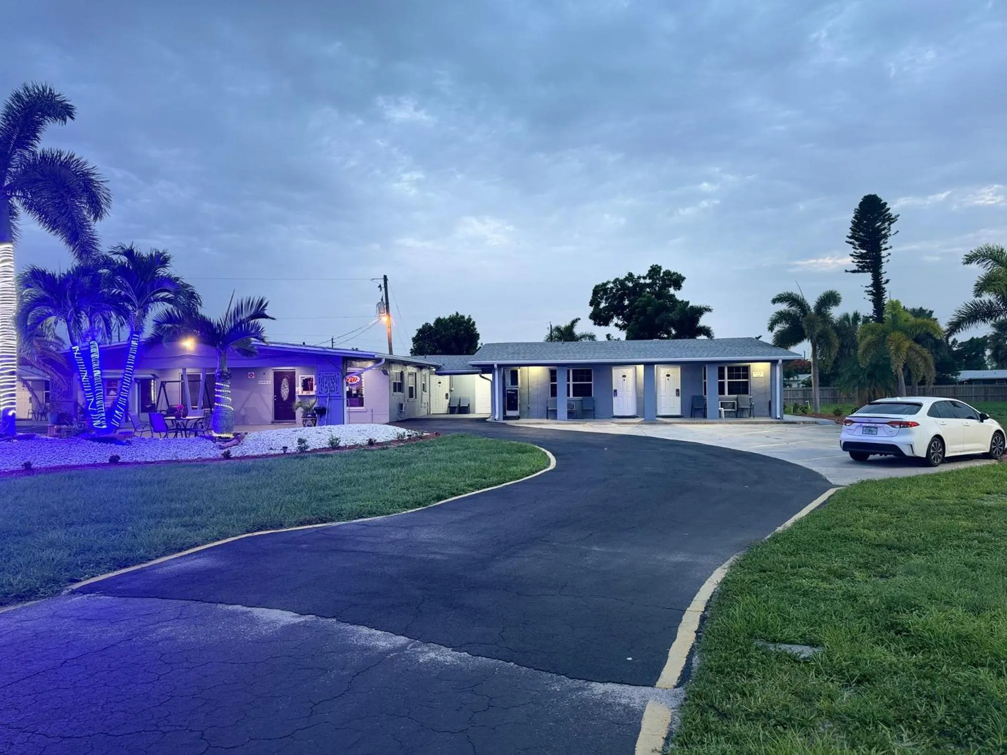 Property building in American Inn Punta Gorda