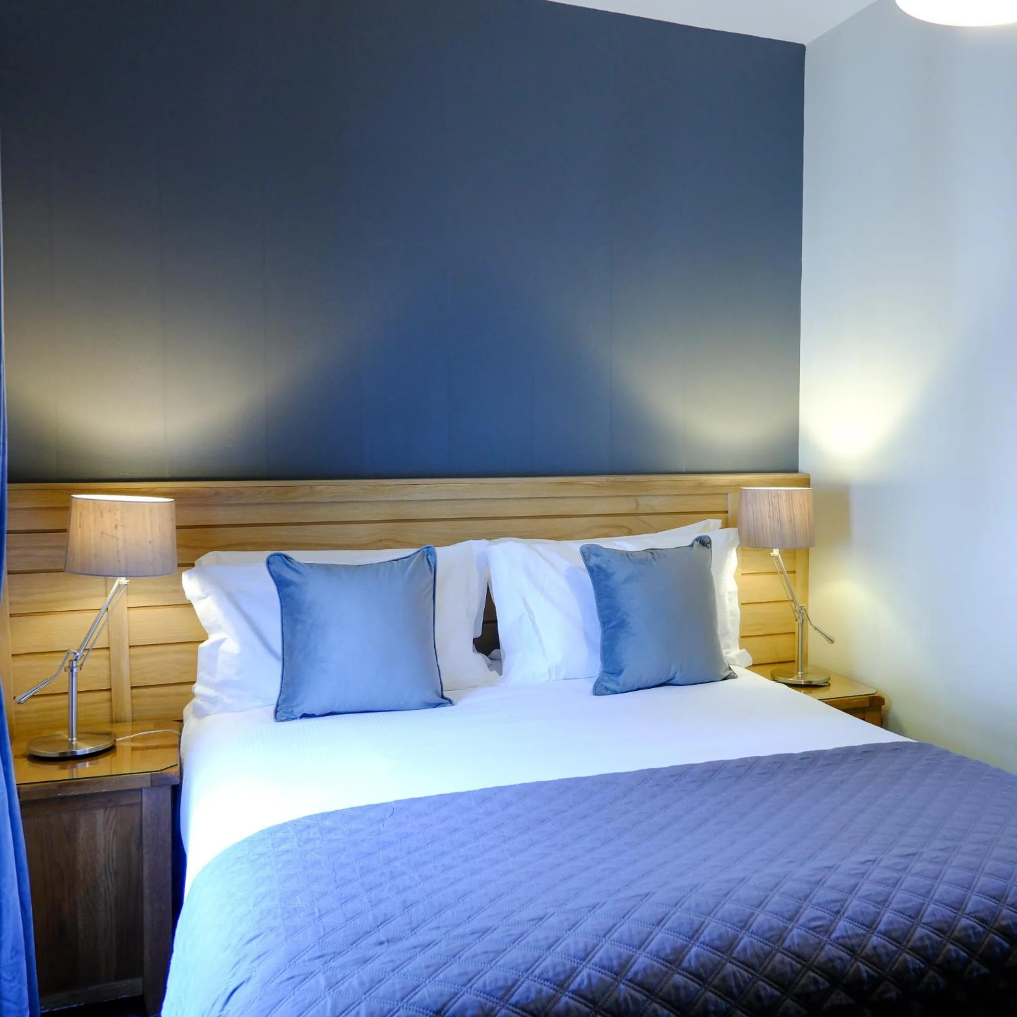 Bed in Glen Mhor Hotel at Uile-bheist 'Brewstillery'