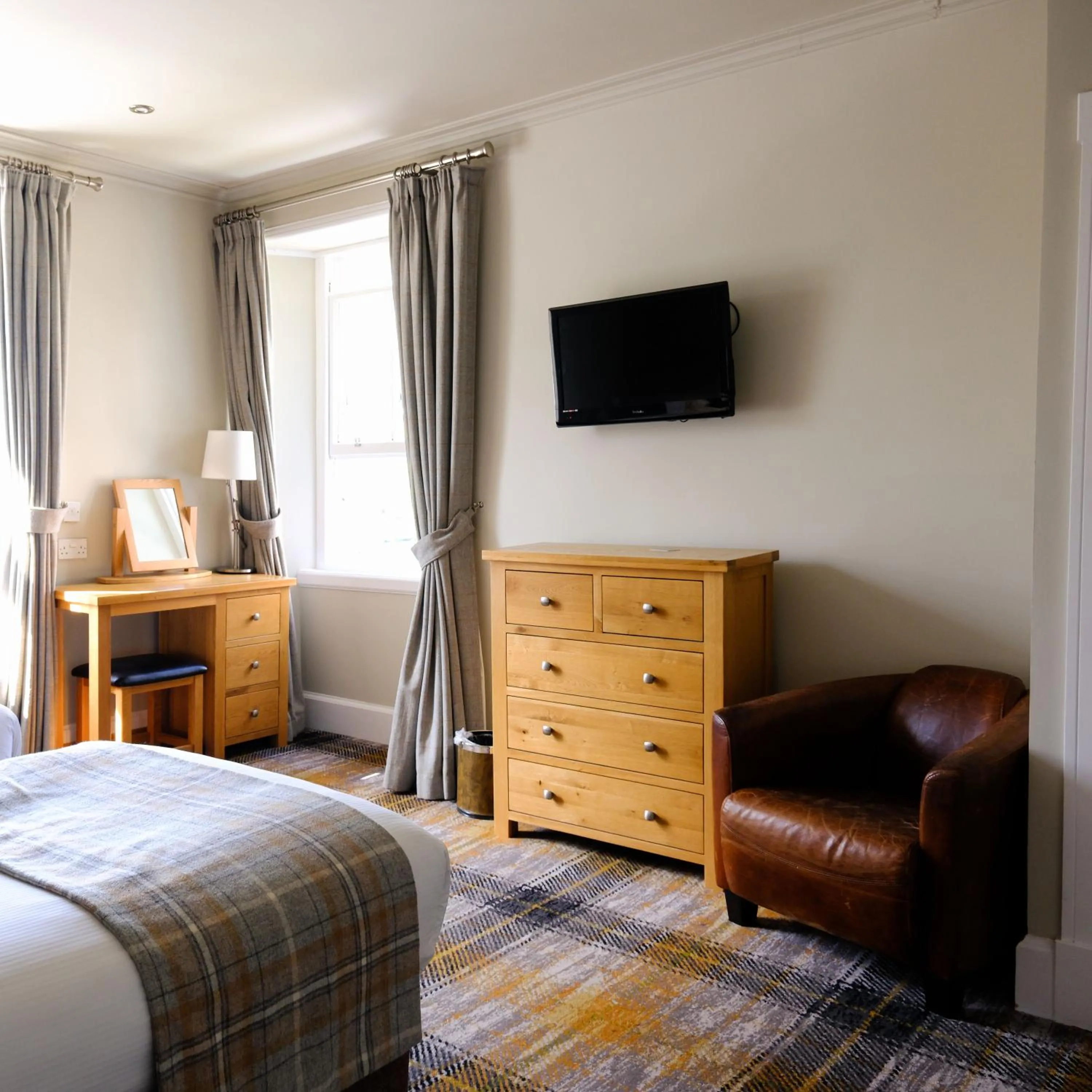 Evening entertainment, Bed in Glen Mhor Hotel at Uile-bheist 'Brewstillery'