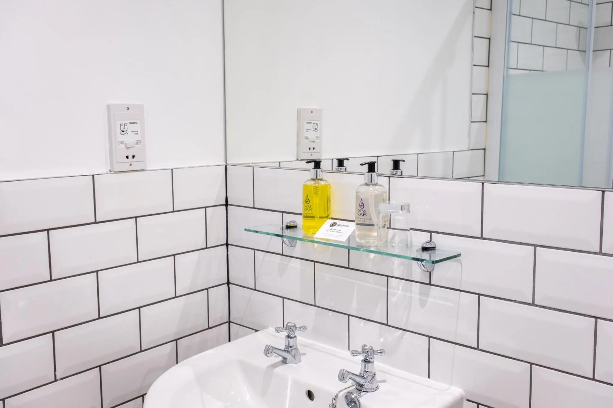 Bathroom in Glen Mhor Hotel at Uile-bheist 'Brewstillery'