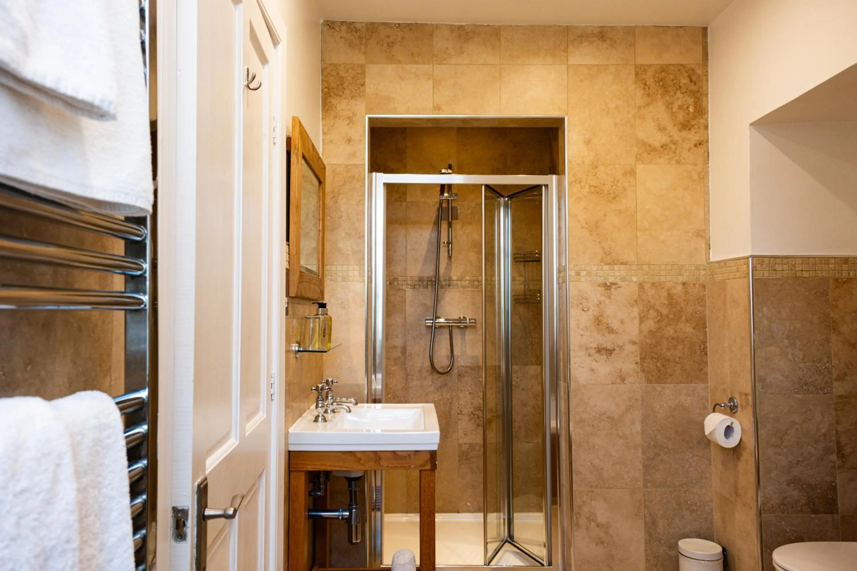 Shower in Glen Mhor Hotel at Uile-bheist 'Brewstillery'