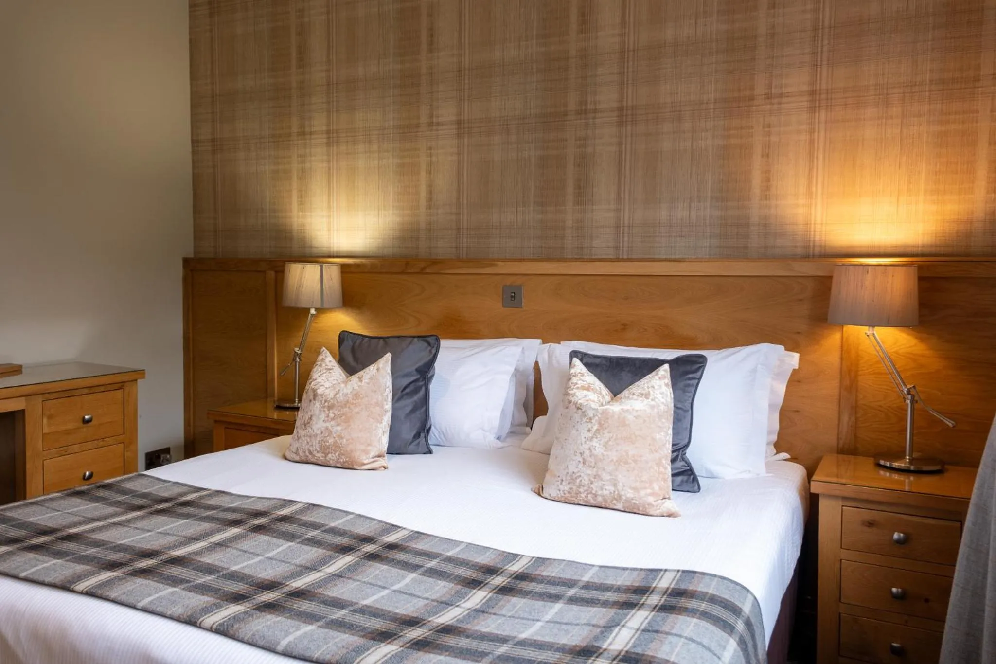 Bed in Glen Mhor Hotel at Uile-bheist 'Brewstillery'