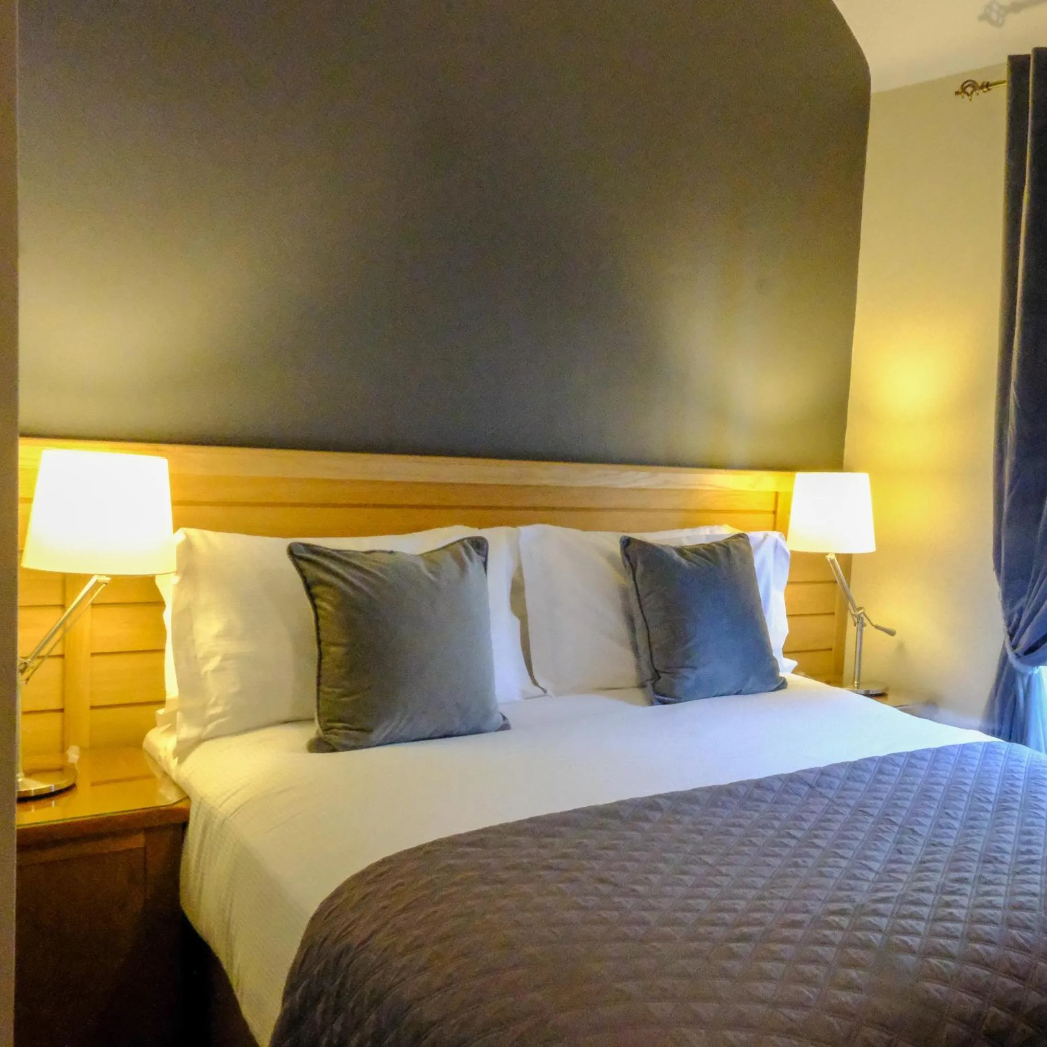 Bed in Glen Mhor Hotel at Uile-bheist 'Brewstillery'