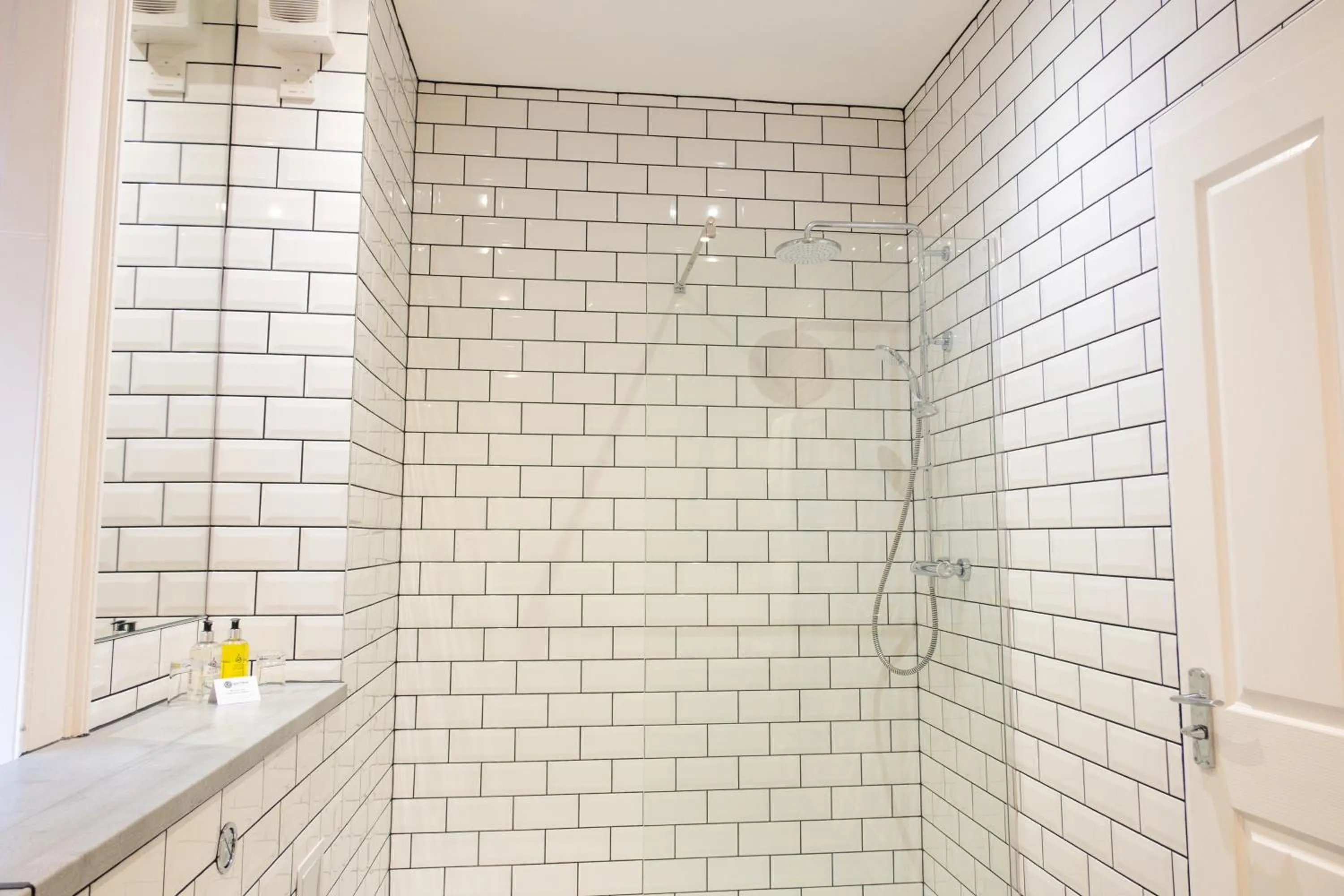 Bathroom in Glen Mhor Hotel at Uile-bheist 'Brewstillery'