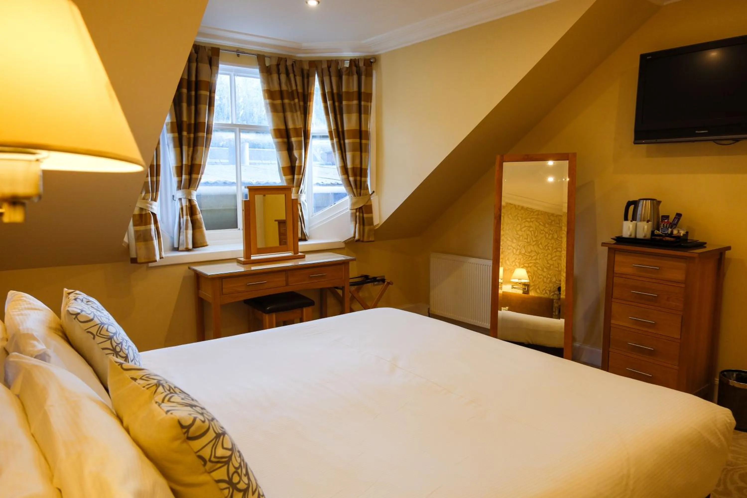 Coffee/tea facilities, Bed in Glen Mhor Hotel at Uile-bheist 'Brewstillery'