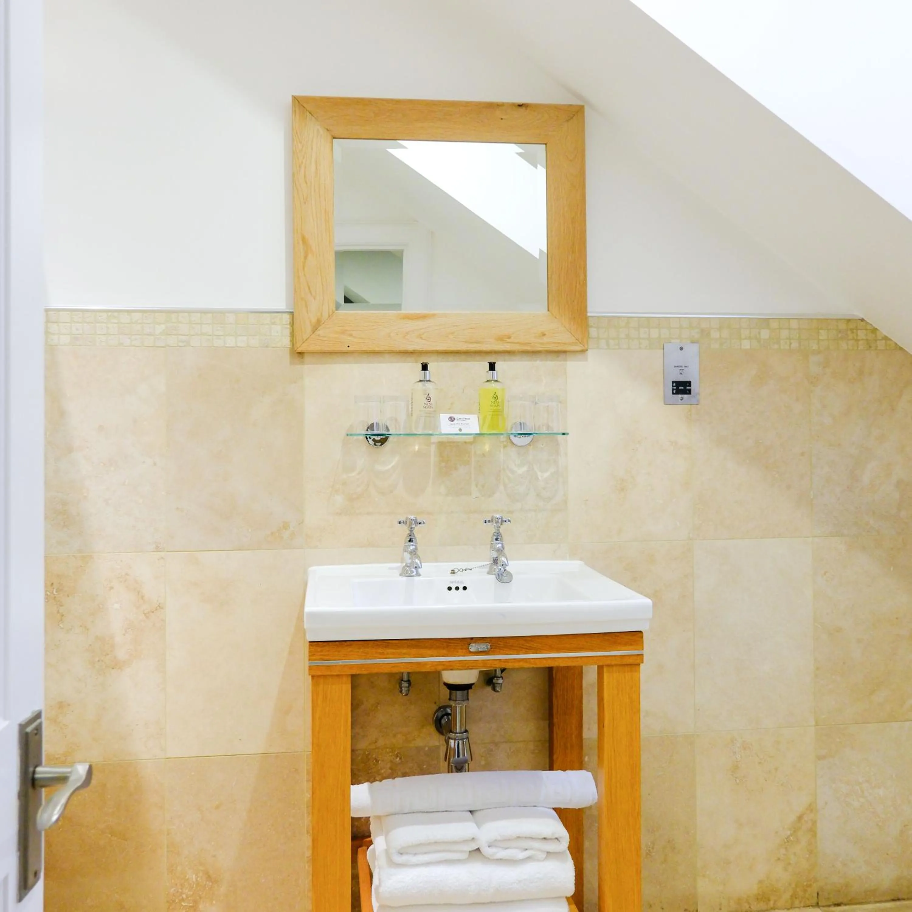 Bathroom in Glen Mhor Hotel at Uile-bheist 'Brewstillery'