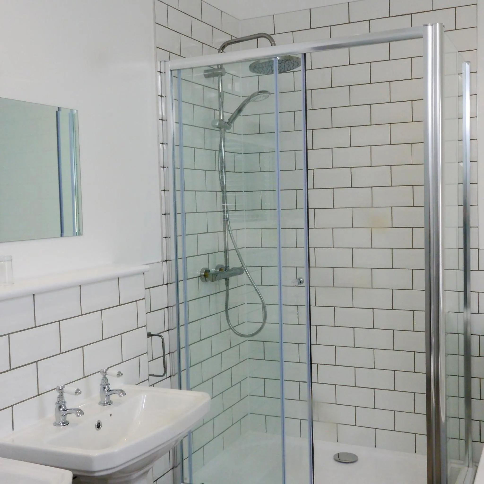 Shower in Glen Mhor Hotel at Uile-bheist 'Brewstillery'