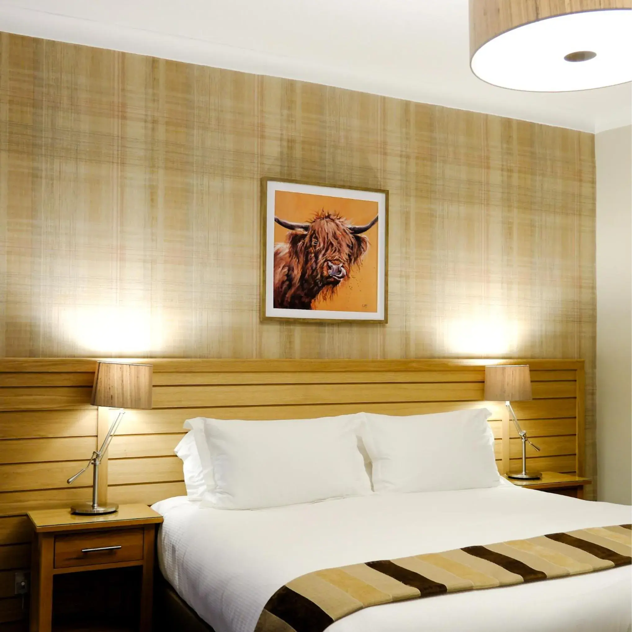 Bed in Glen Mhor Hotel at Uile-bheist 'Brewstillery' Bed in Glen Mhor Hotel at Uile-bheist 'Brewstillery'