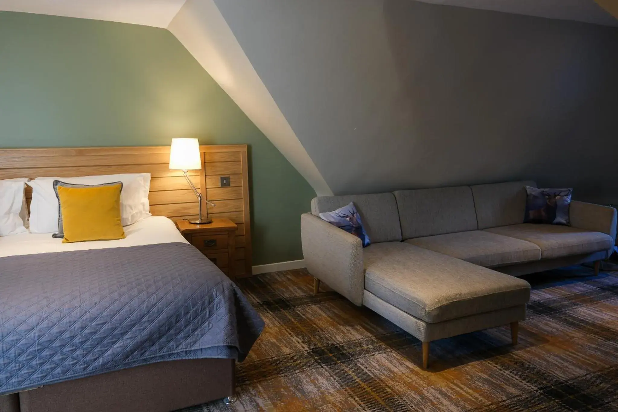 Bed in Glen Mhor Hotel at Uile-bheist 'Brewstillery' Bed in Glen Mhor Hotel at Uile-bheist 'Brewstillery'