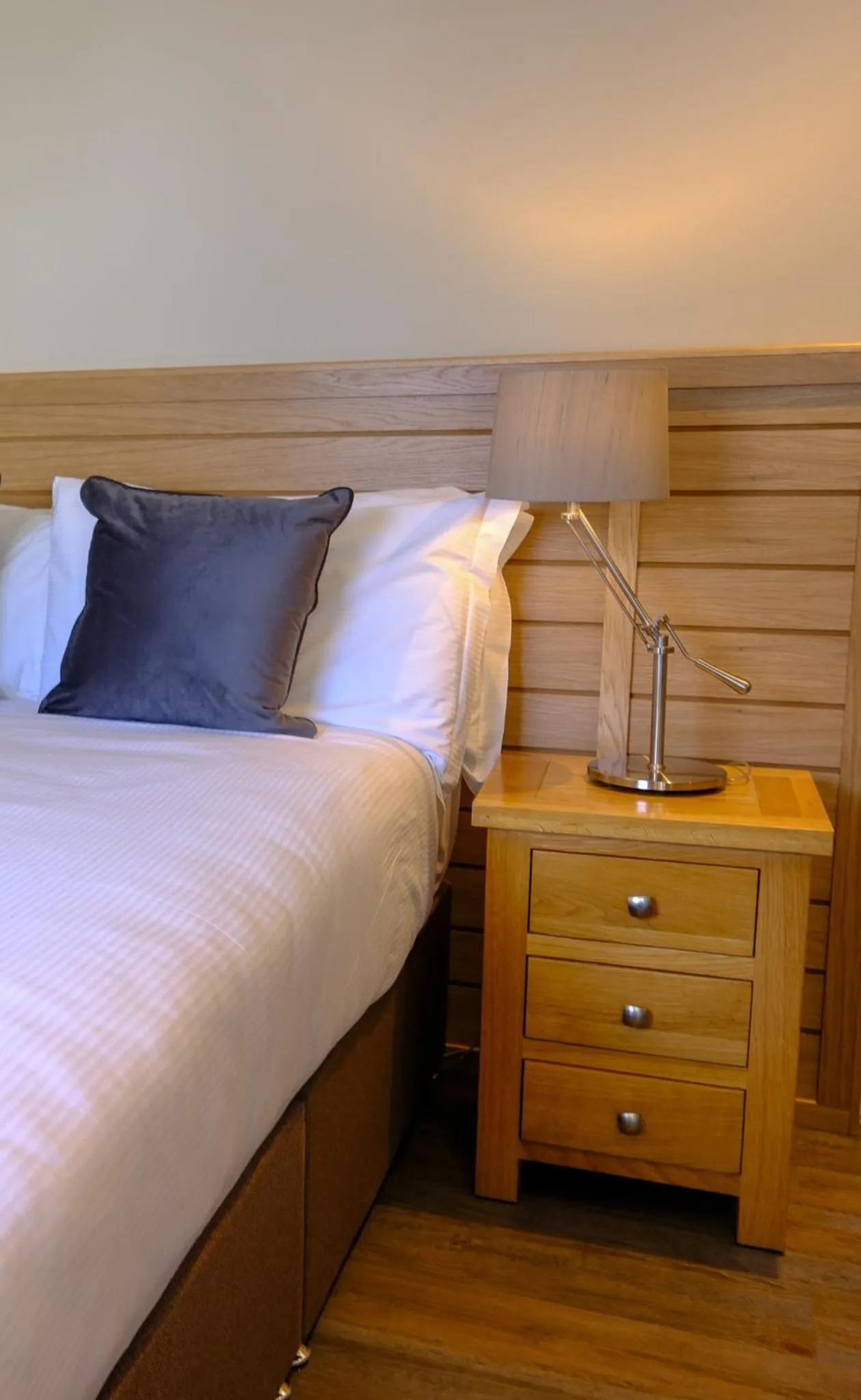 Bed in Glen Mhor Hotel at Uile-bheist 'Brewstillery'