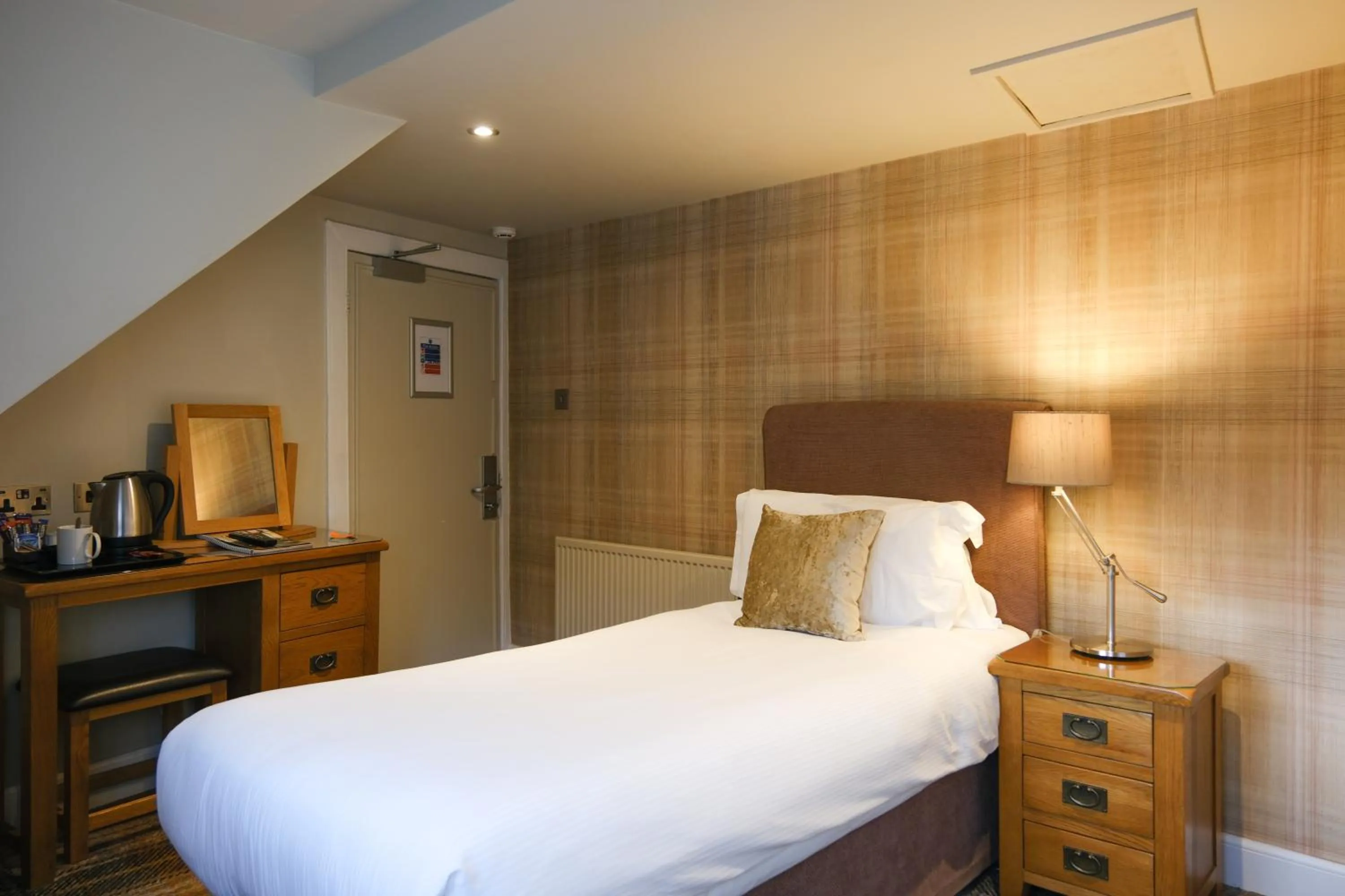 Bed in Glen Mhor Hotel at Uile-bheist 'Brewstillery'