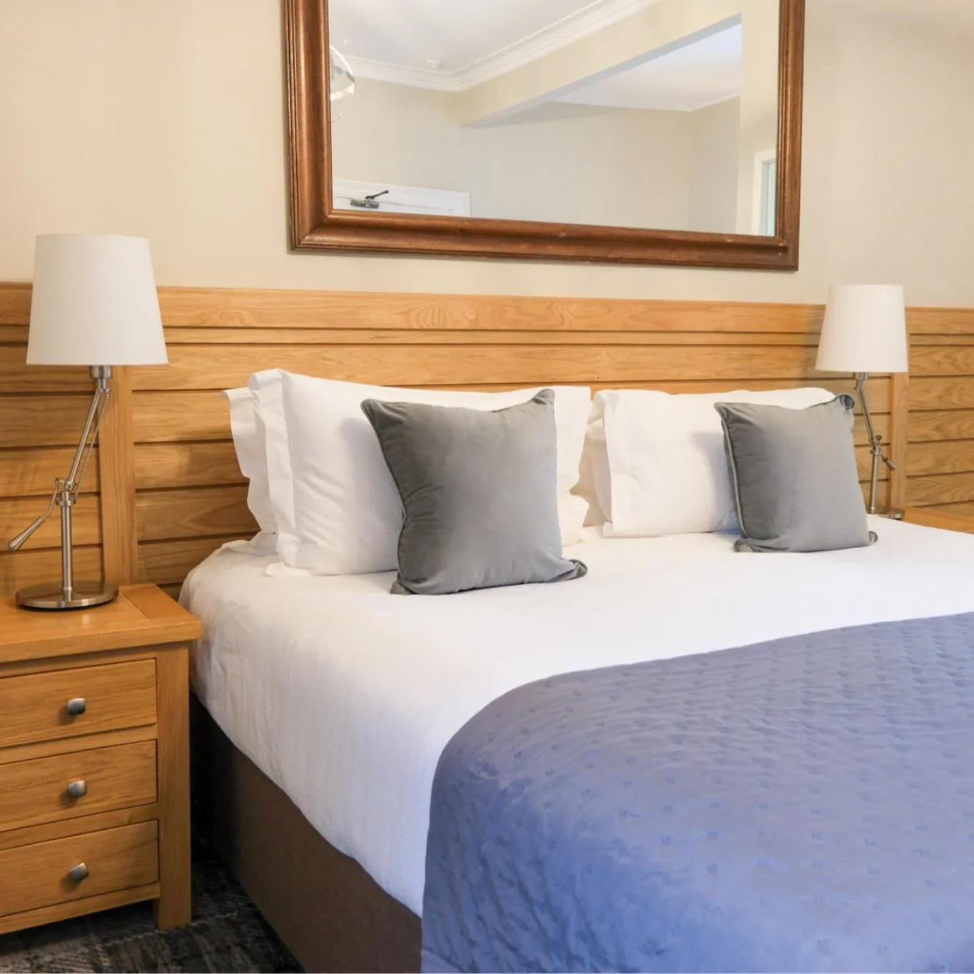 Bed in Glen Mhor Hotel at Uile-bheist 'Brewstillery'