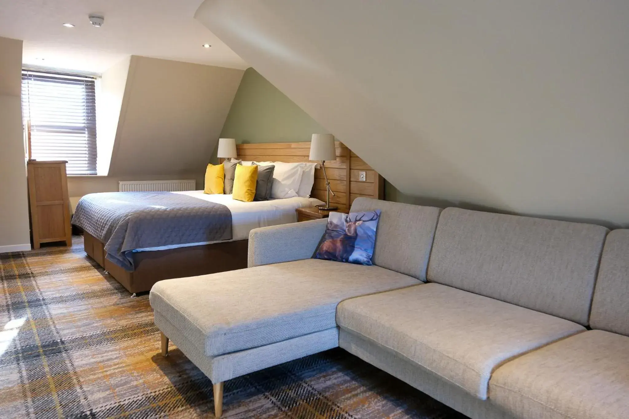 Bed in Glen Mhor Hotel at Uile-bheist 'Brewstillery' Bed in Glen Mhor Hotel at Uile-bheist 'Brewstillery'