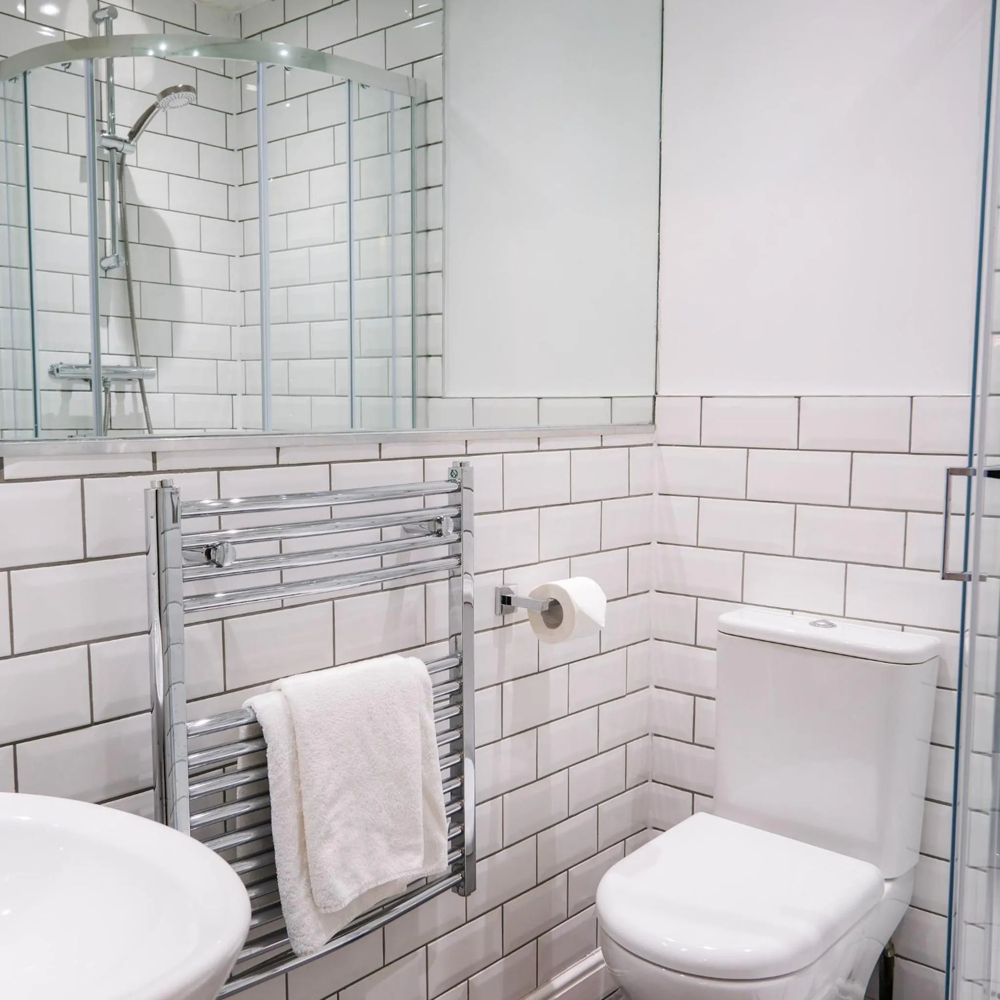 Toilet in Glen Mhor Hotel at Uile-bheist 'Brewstillery'