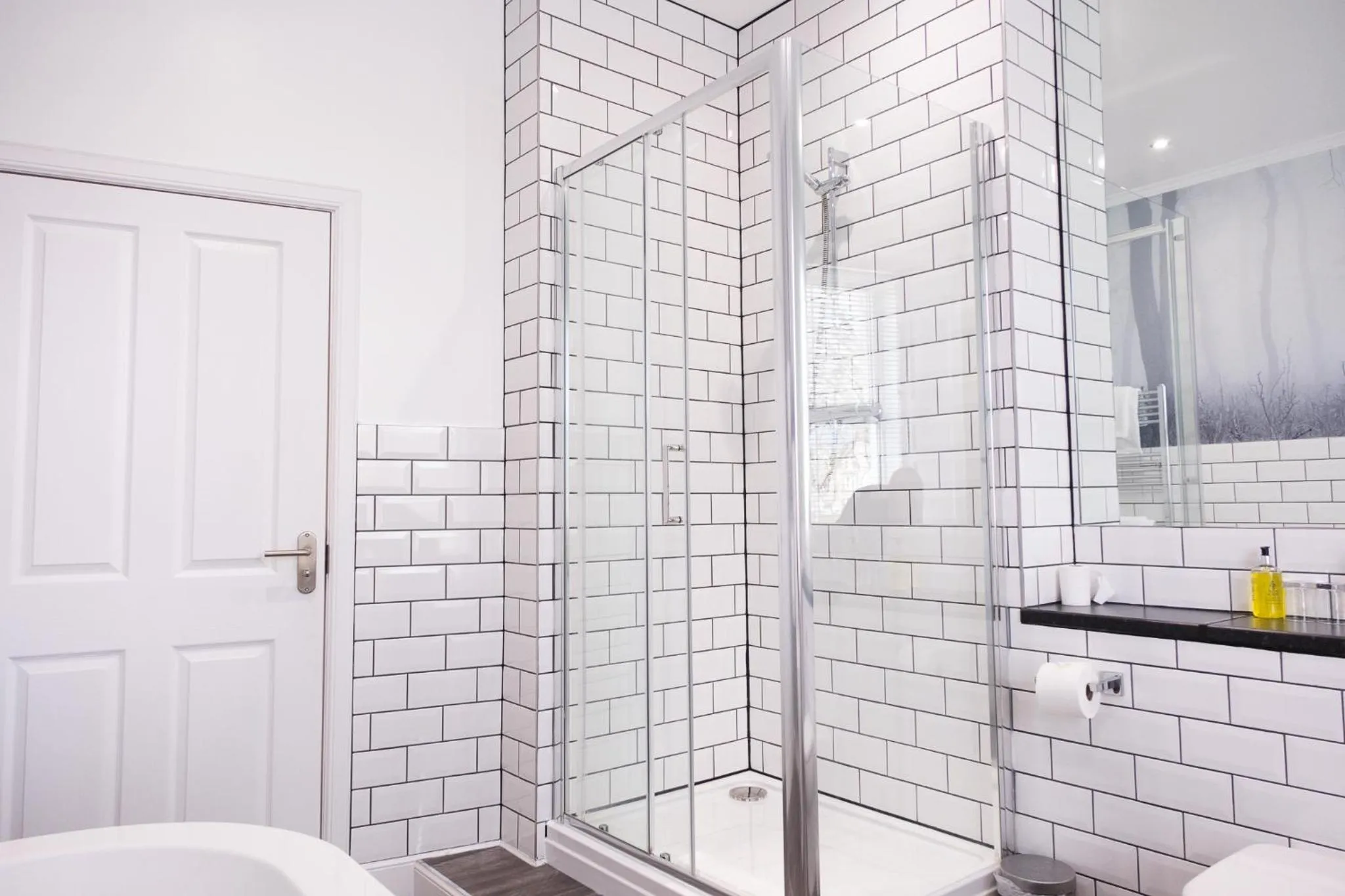 Shower in Glen Mhor Hotel at Uile-bheist 'Brewstillery'