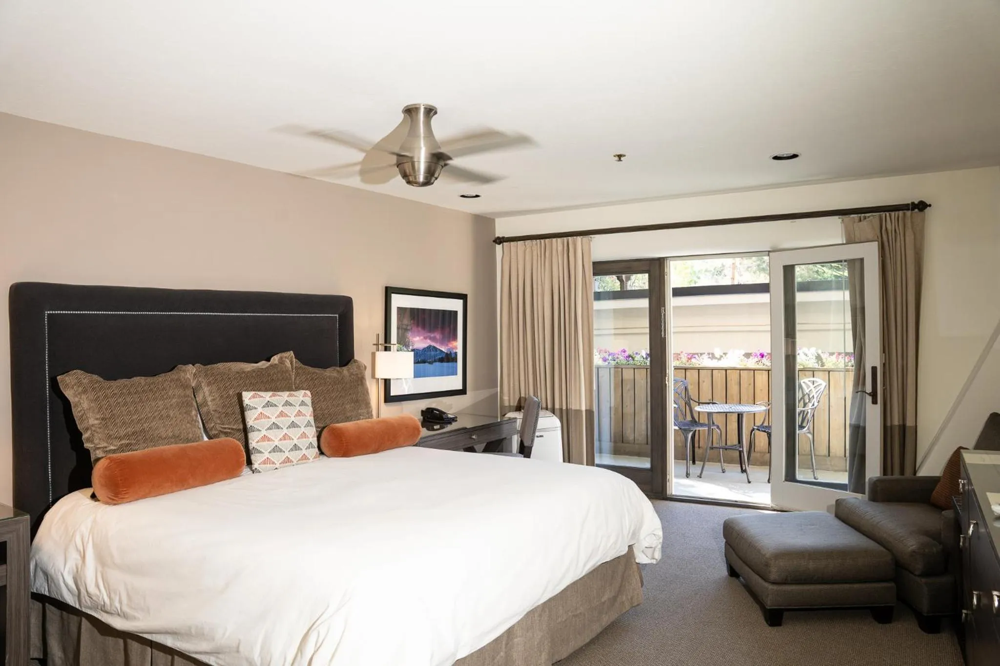 Photo of the whole room, Bed in Knob Hill Inn