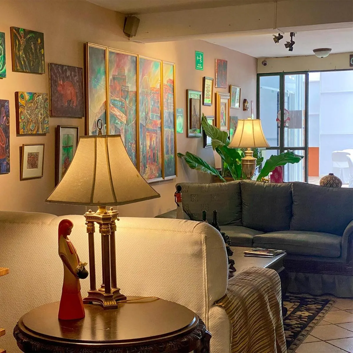 Seating area in Morrison Hotel San Salvador