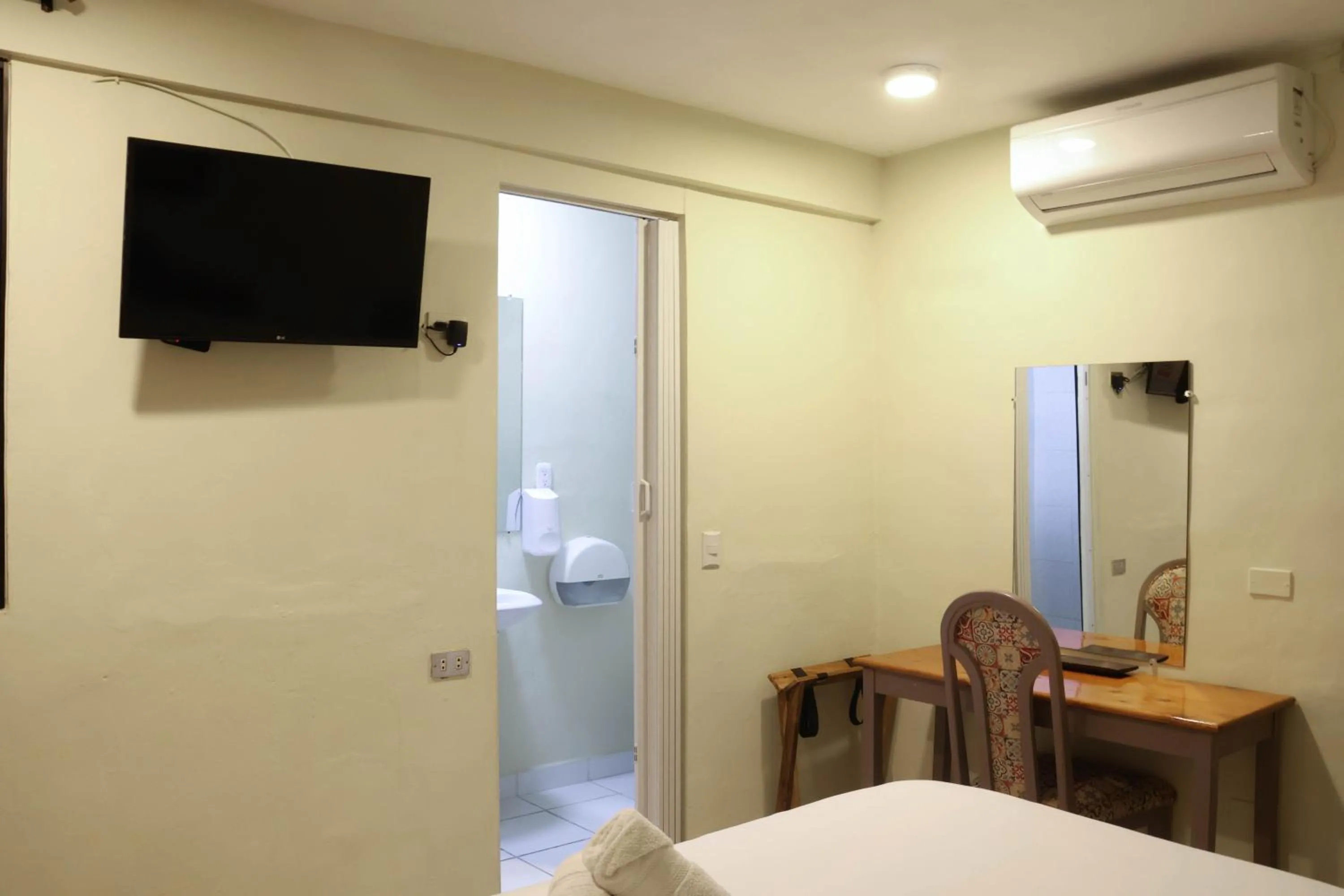 Bedroom, Bed in Morrison Hotel San Salvador