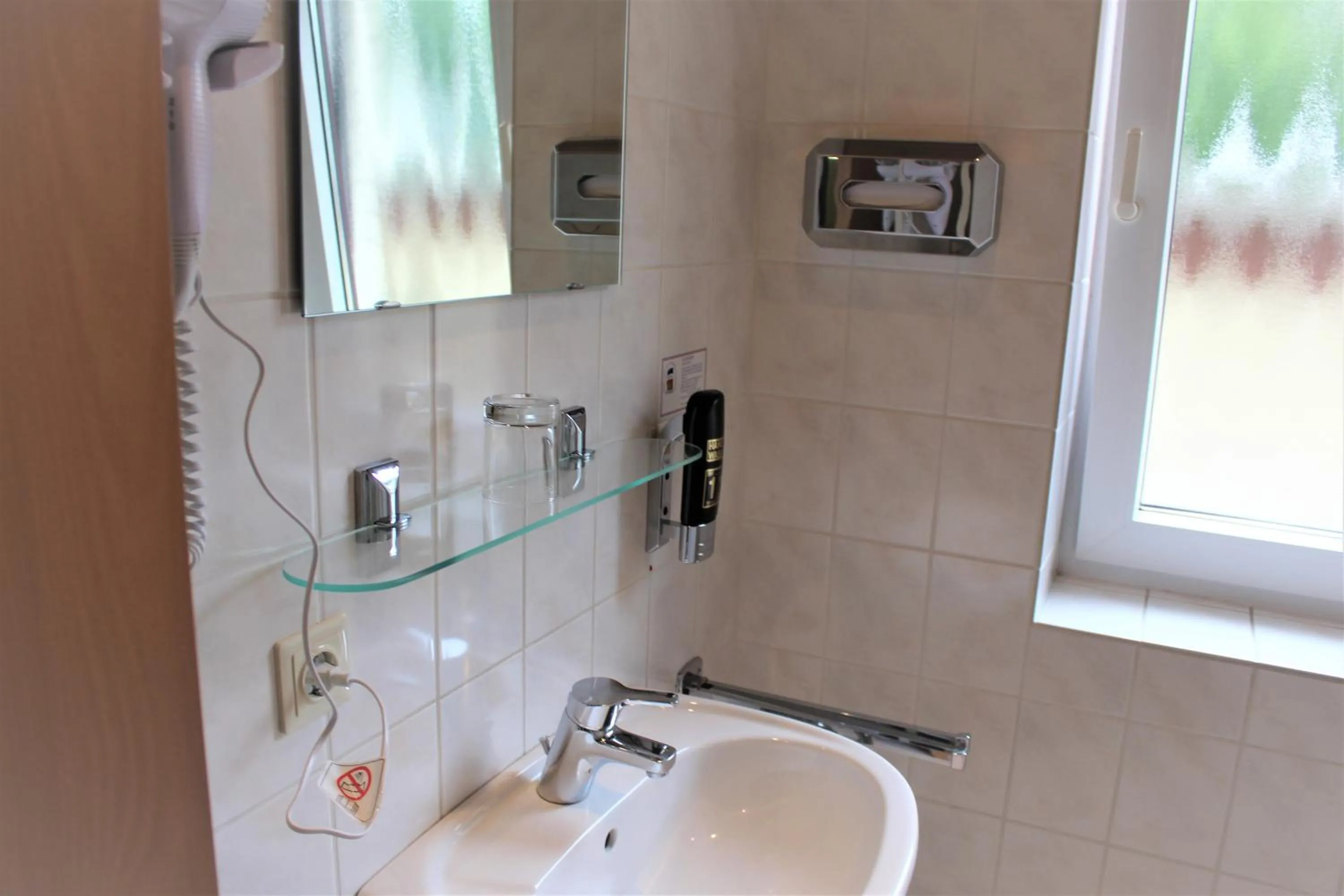 Bathroom in Hotel Alsterquelle 24h Check-in, Free Parking and WiFi