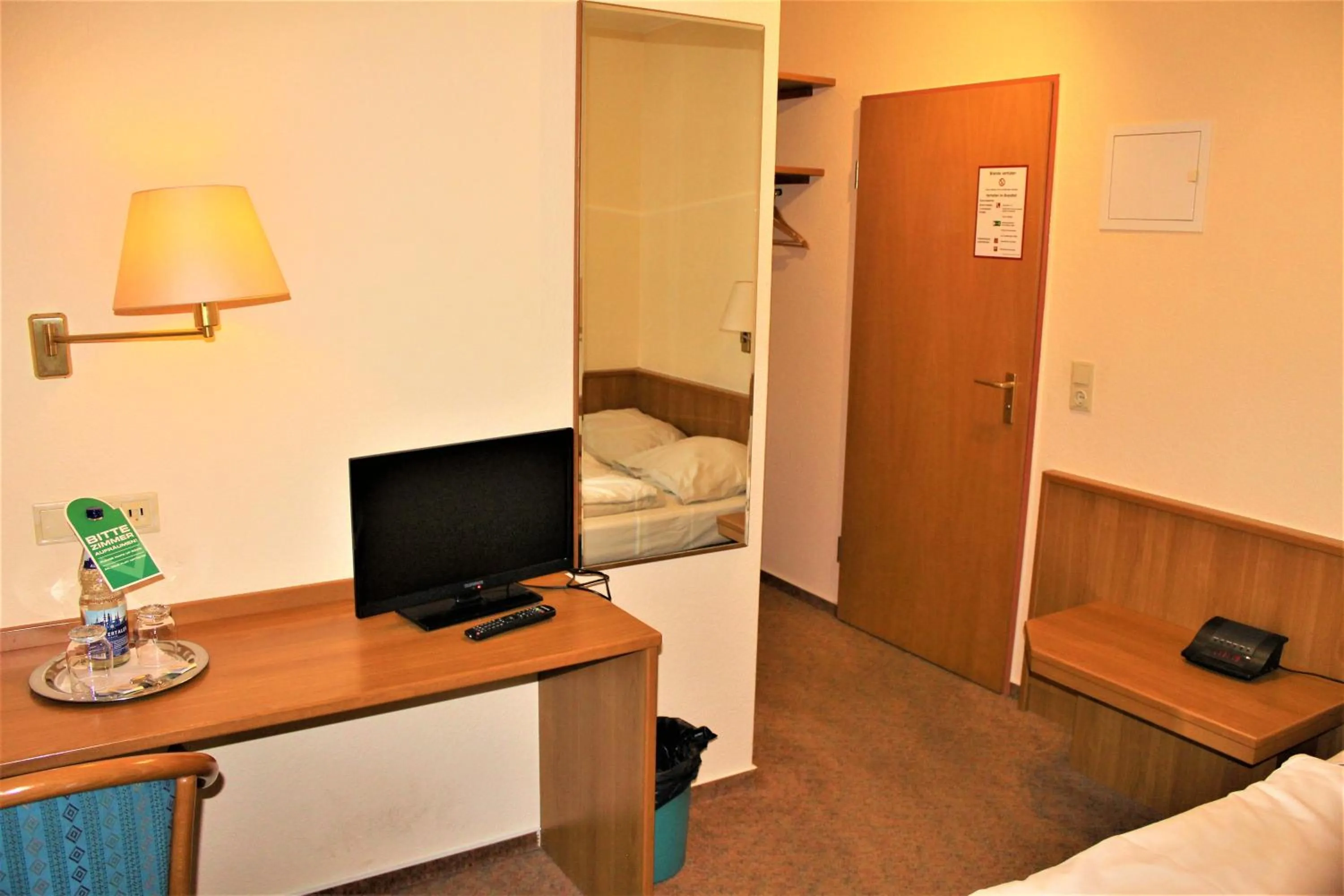 TV and multimedia in Hotel Alsterquelle 24h Check-in, Free Parking and WiFi