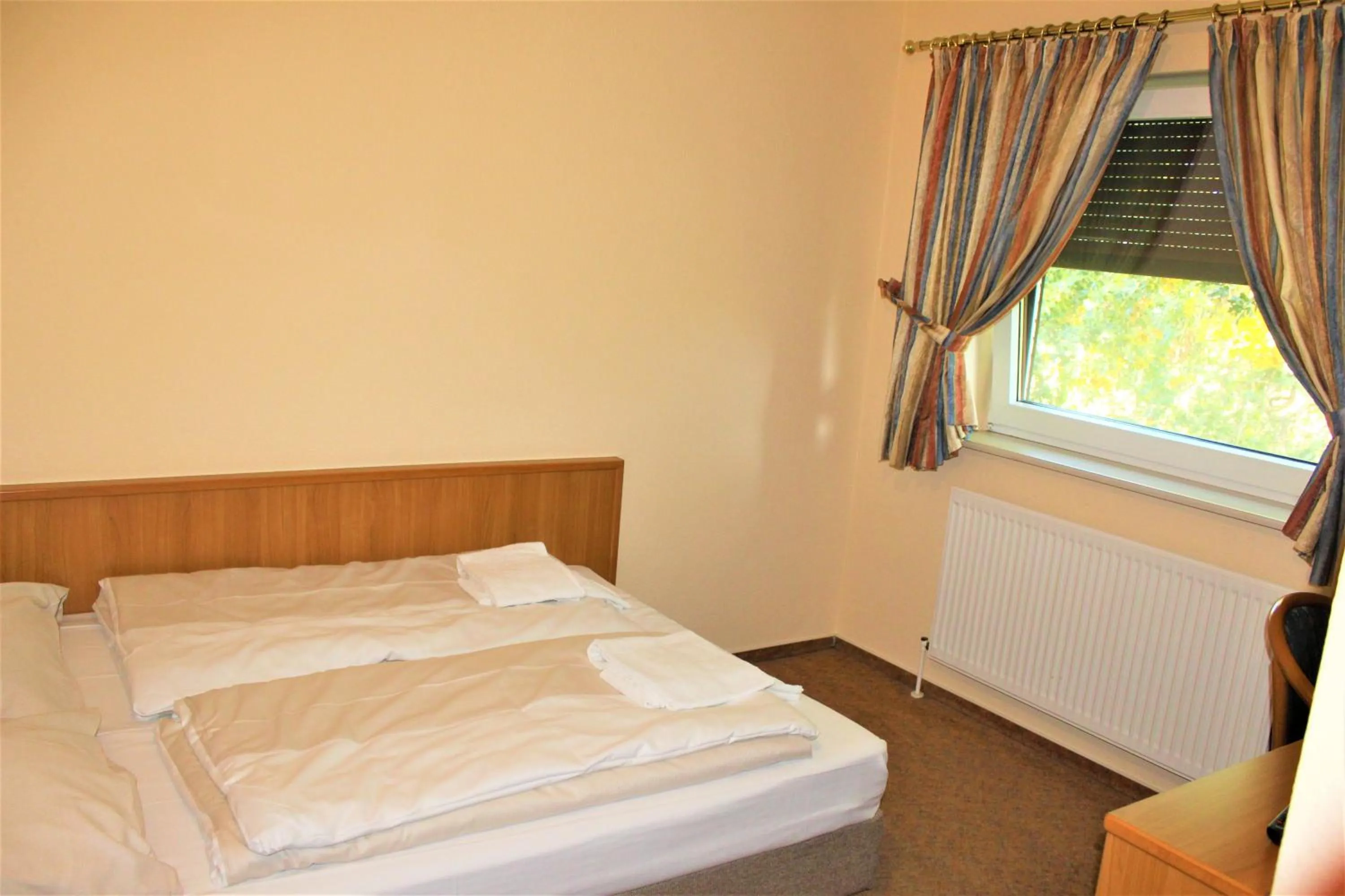 Bed in Hotel Alsterquelle 24h Check-in, Free Parking and WiFi