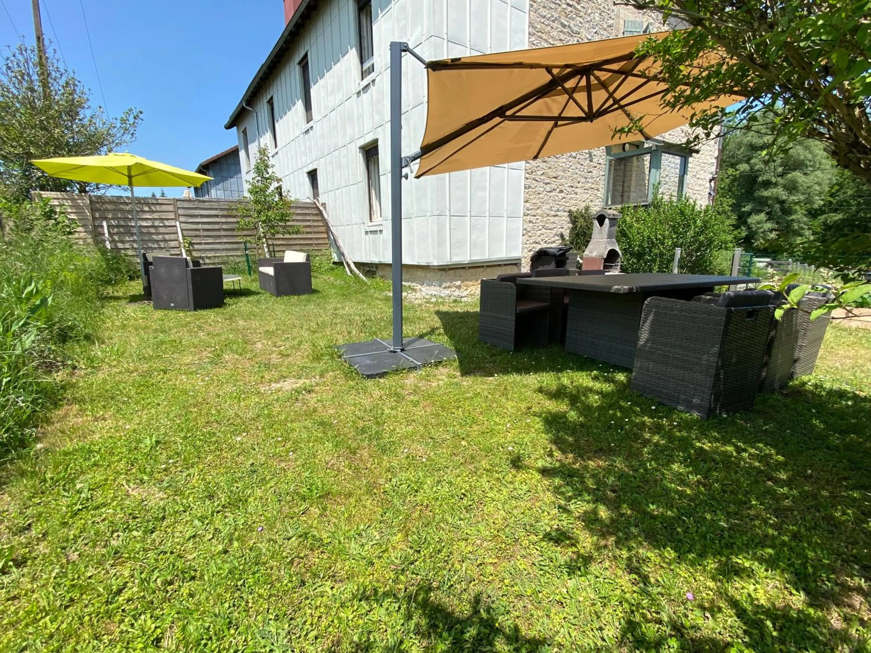 Patio in La grande marmite du lac de Vouglans