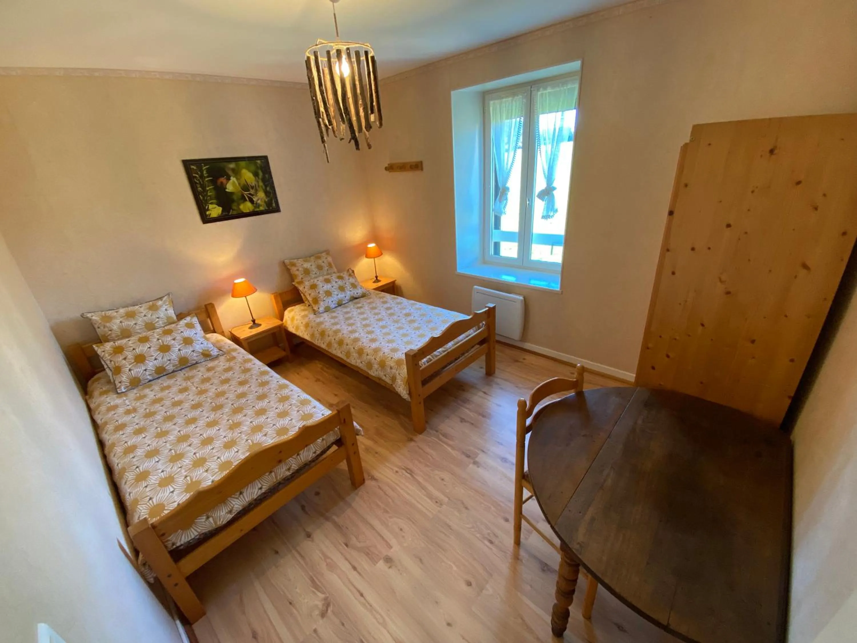 Photo of the whole room, Bed in La grande marmite du lac de Vouglans