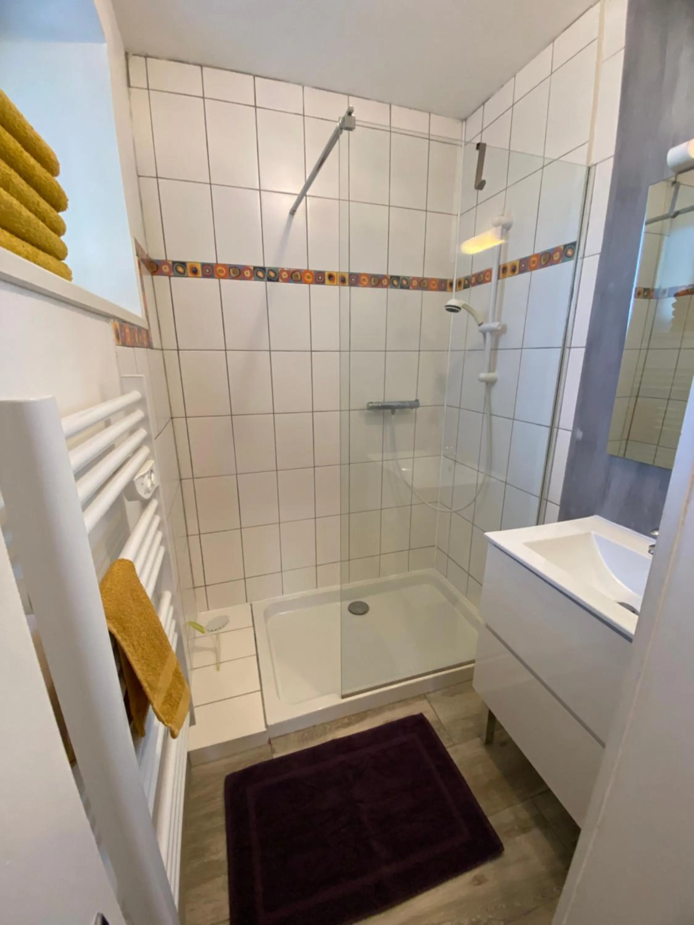 Shower in La grande marmite du lac de Vouglans