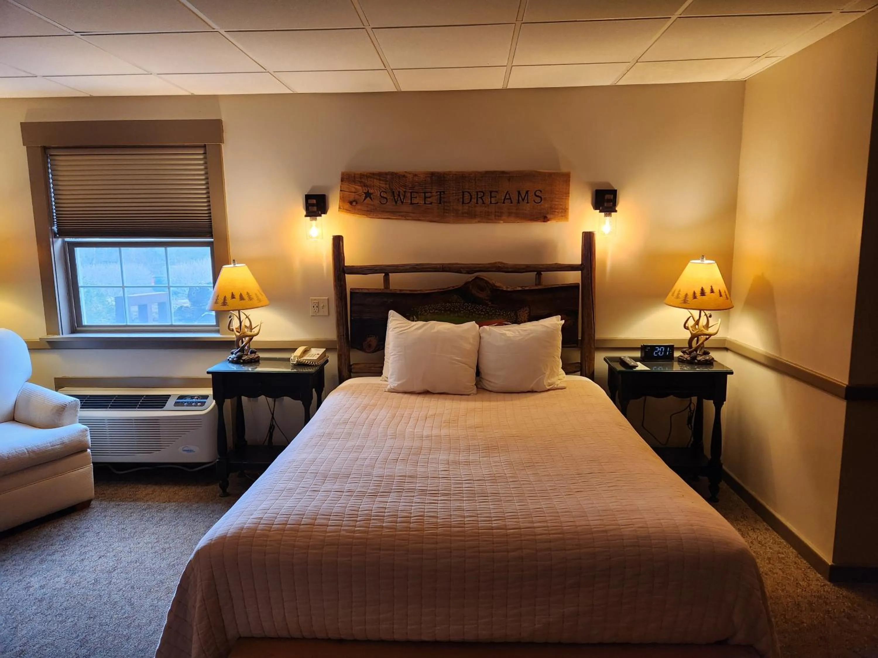 Bed in The Common Man Inn, Spa & Lodge