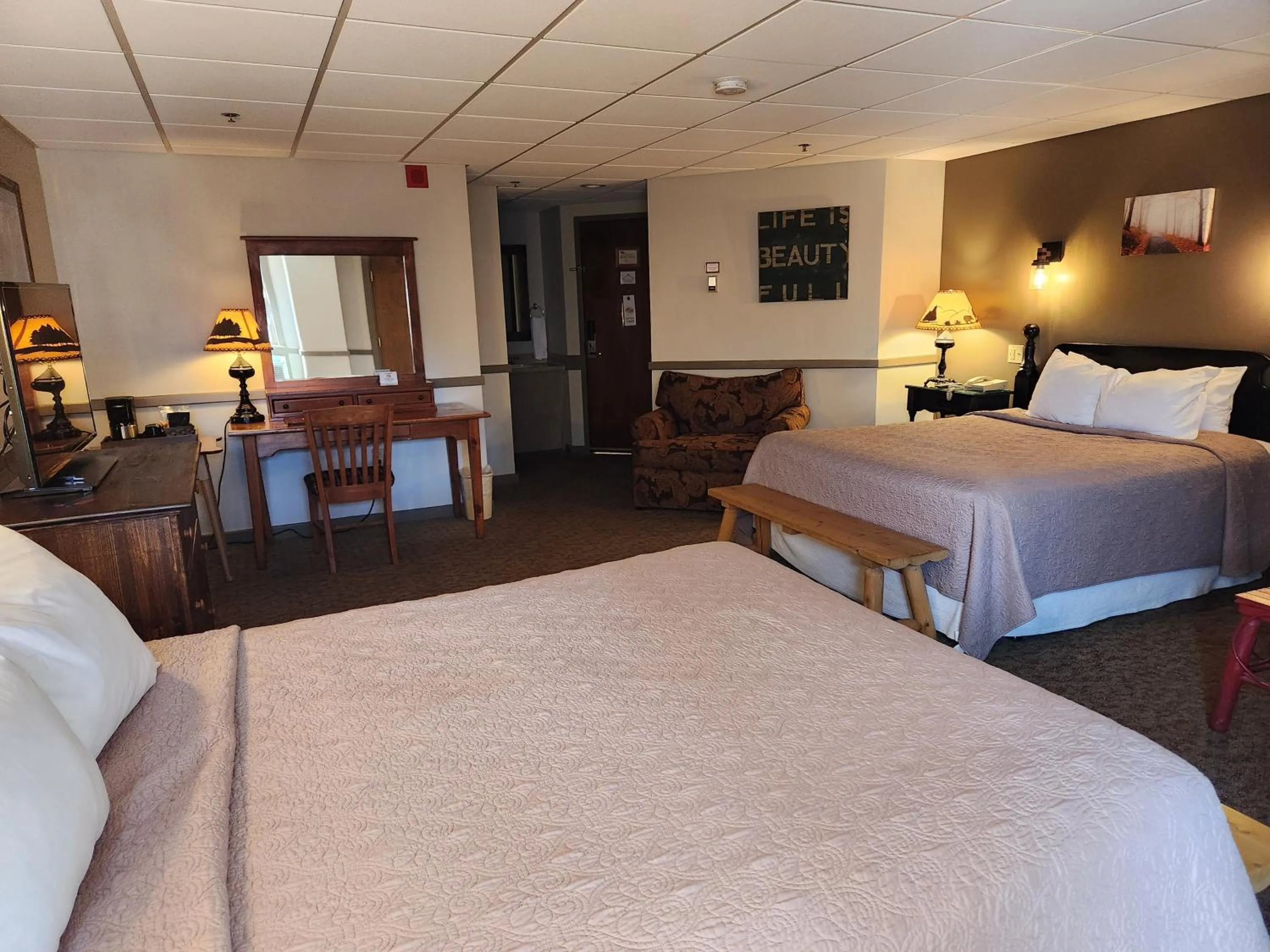 Bathroom, Bed in The Common Man Inn, Spa & Lodge