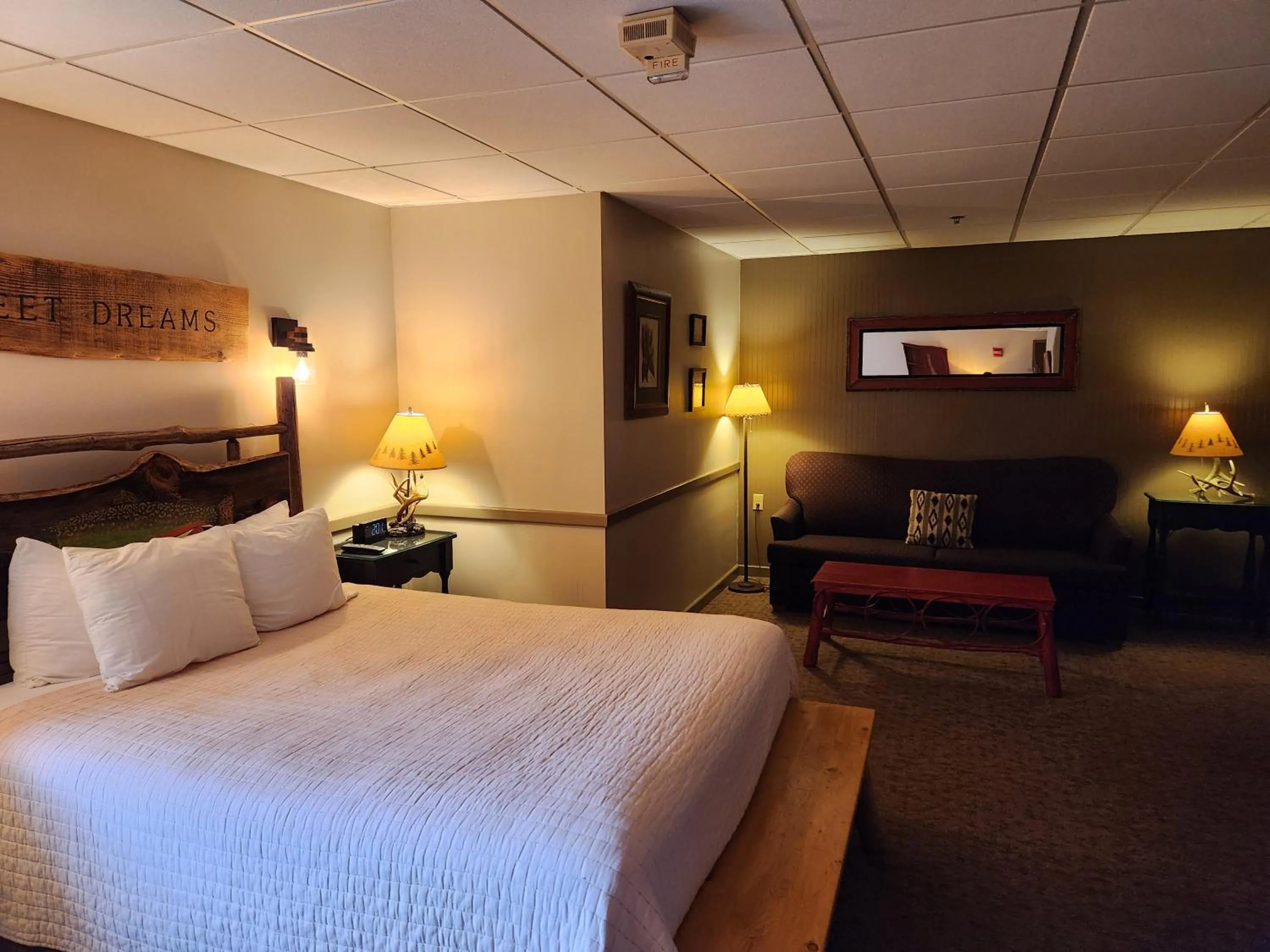 Seating area, Bed in The Common Man Inn, Spa & Lodge