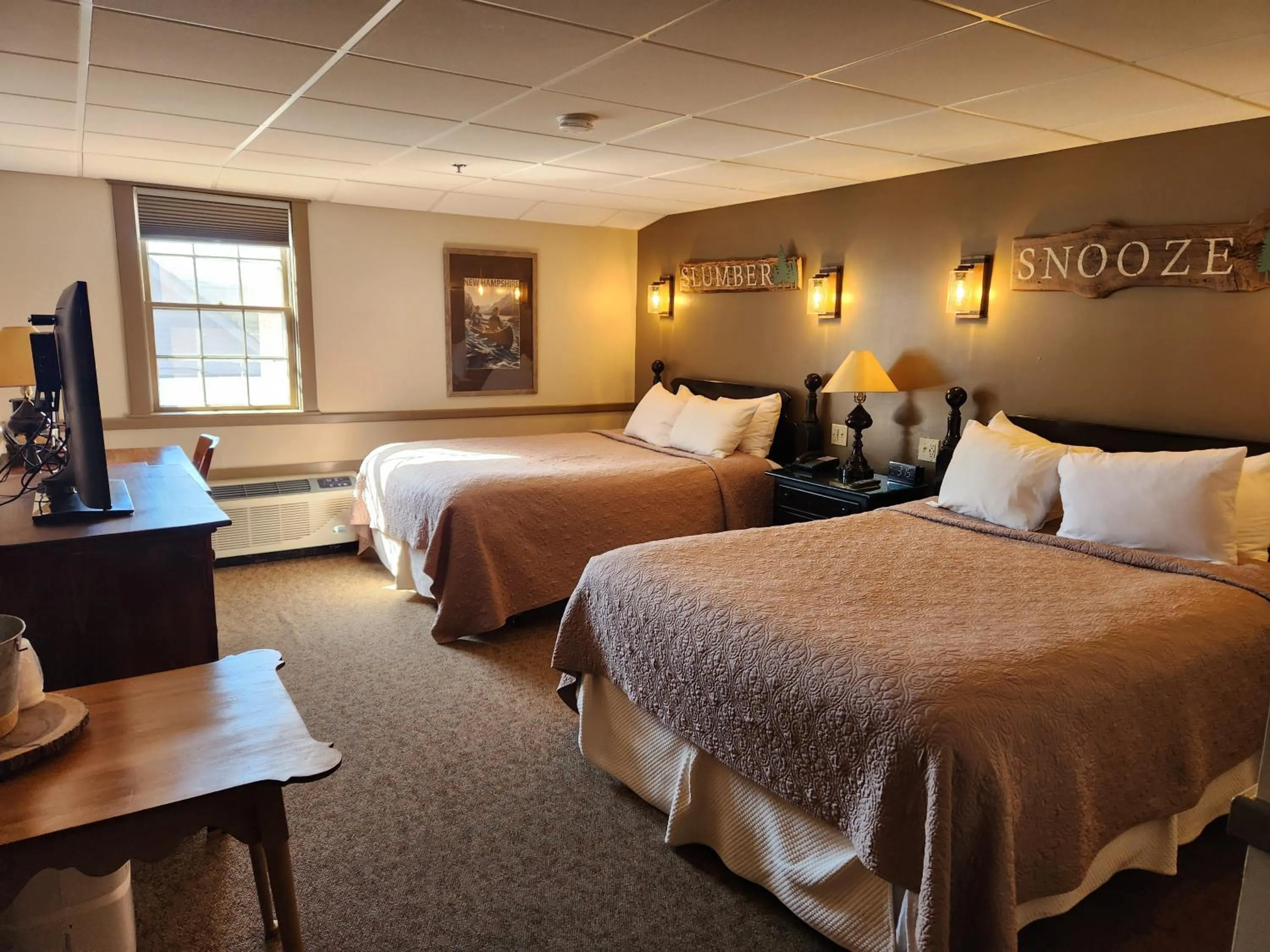 Bedroom, Bed in The Common Man Inn, Spa & Lodge