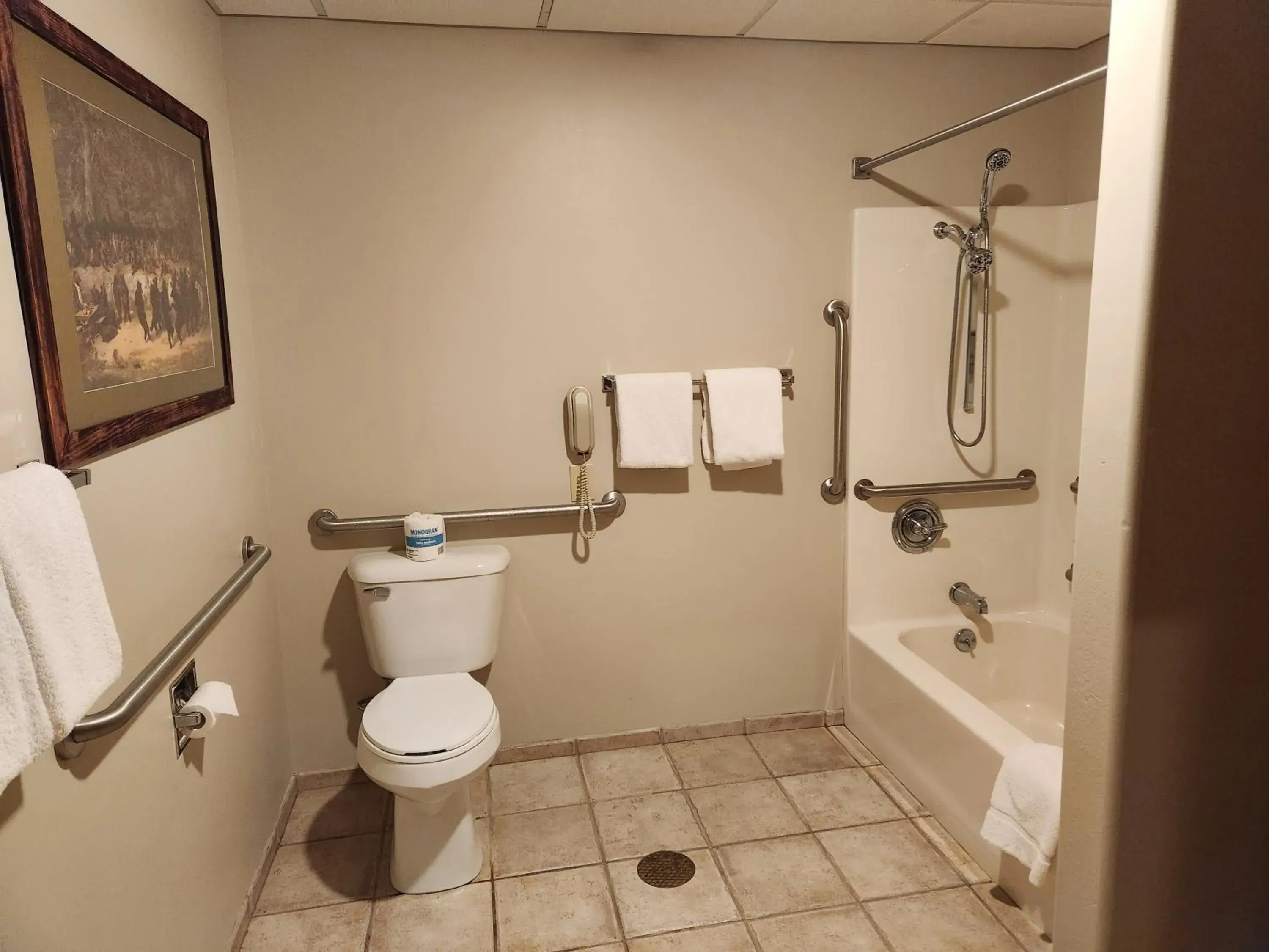 Queen Room - Disability Access in The Common Man Inn, Spa & Lodge Queen Room - Disability Access in The Common Man Inn, Spa & Lodge