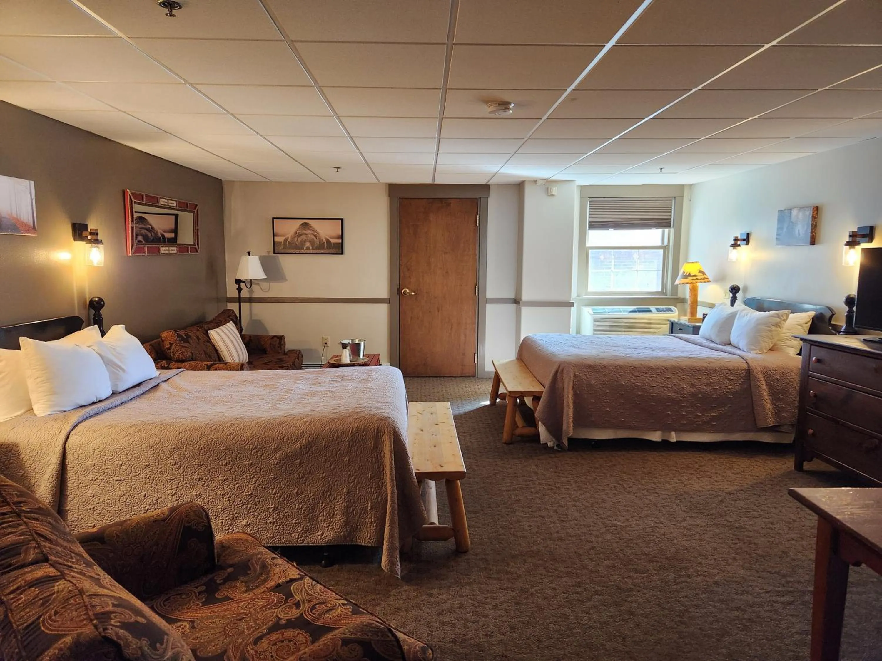 Bedroom, Bed in The Common Man Inn, Spa & Lodge