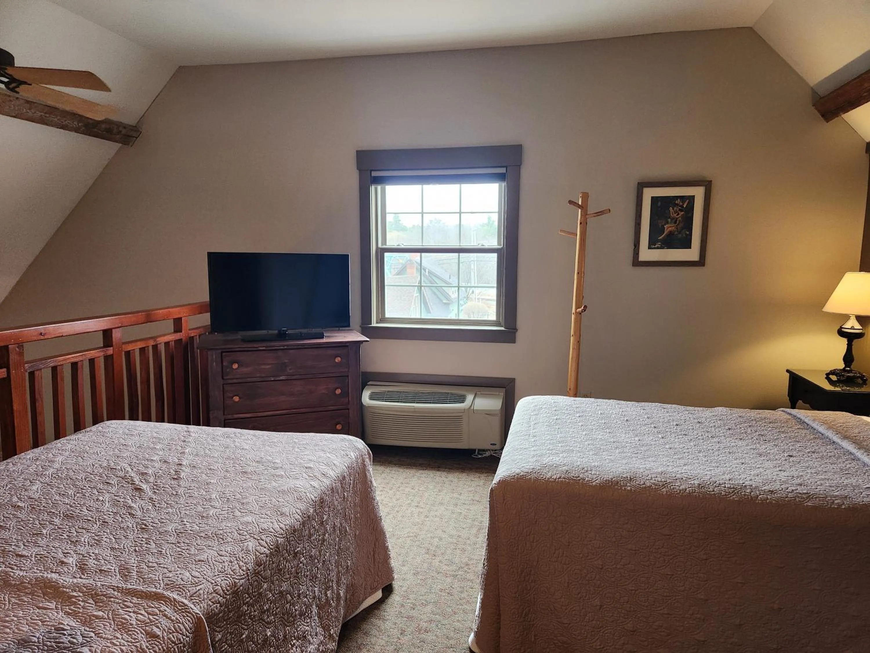 Bed in The Common Man Inn, Spa & Lodge