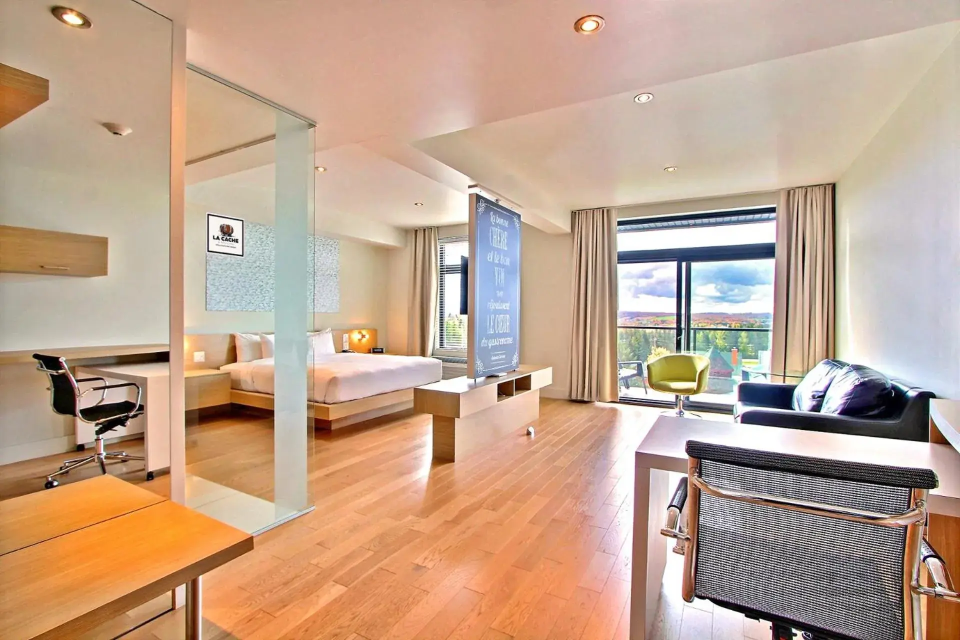 Suite with Lake View in La cache à Maxime Suite with Lake View in La cache à Maxime