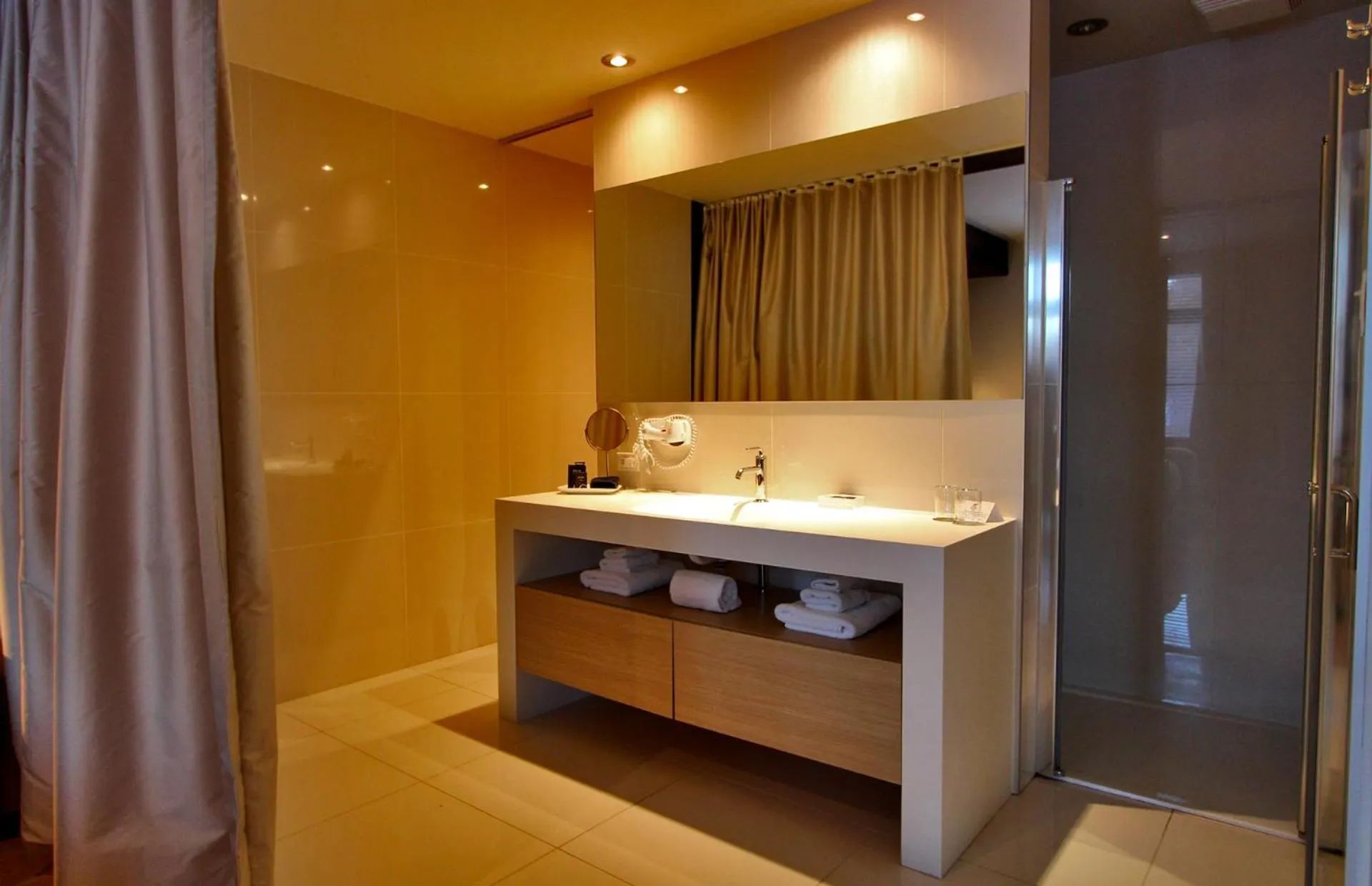 Bathroom in La cache à Maxime