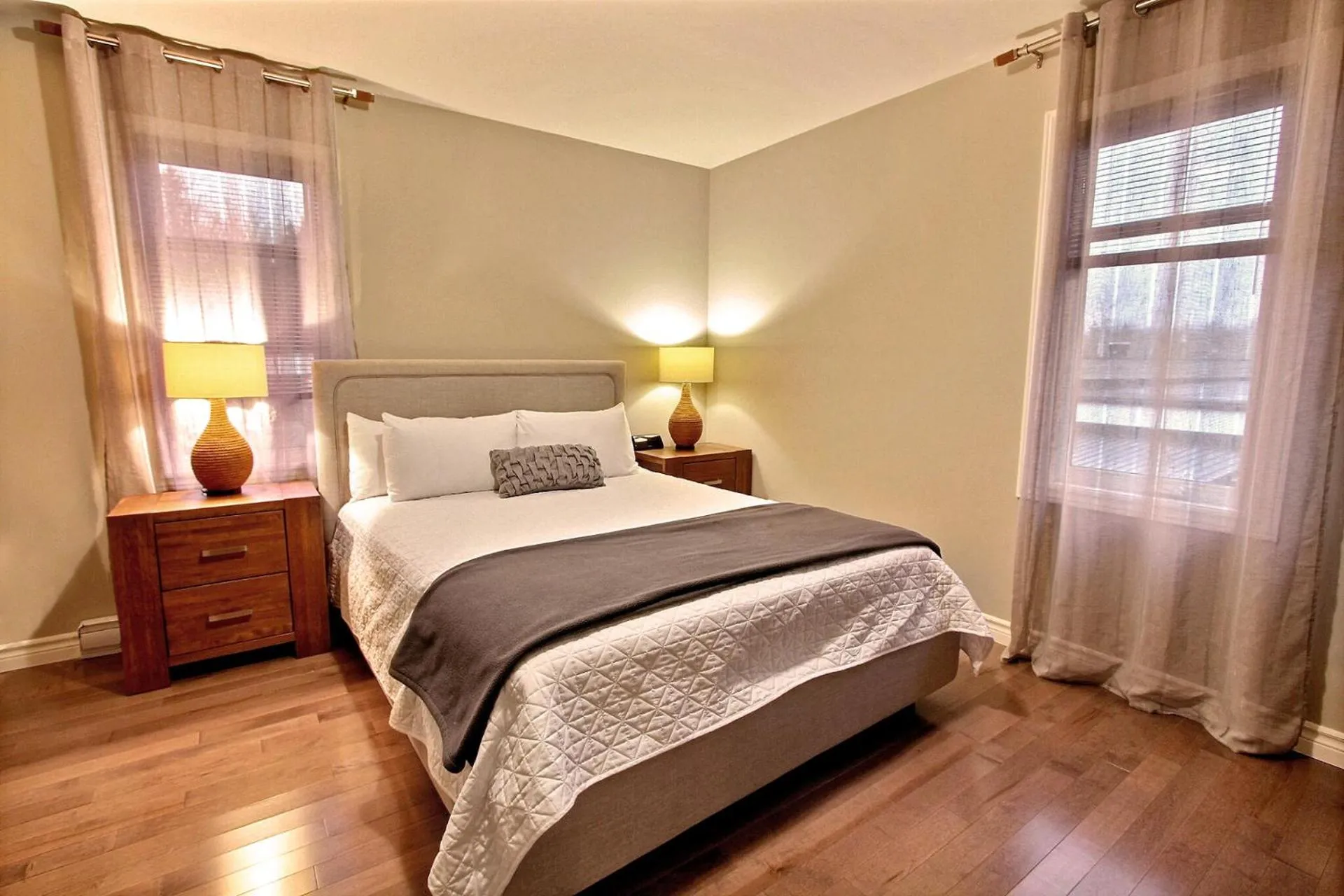 Photo of the whole room, Bed in La cache à Maxime