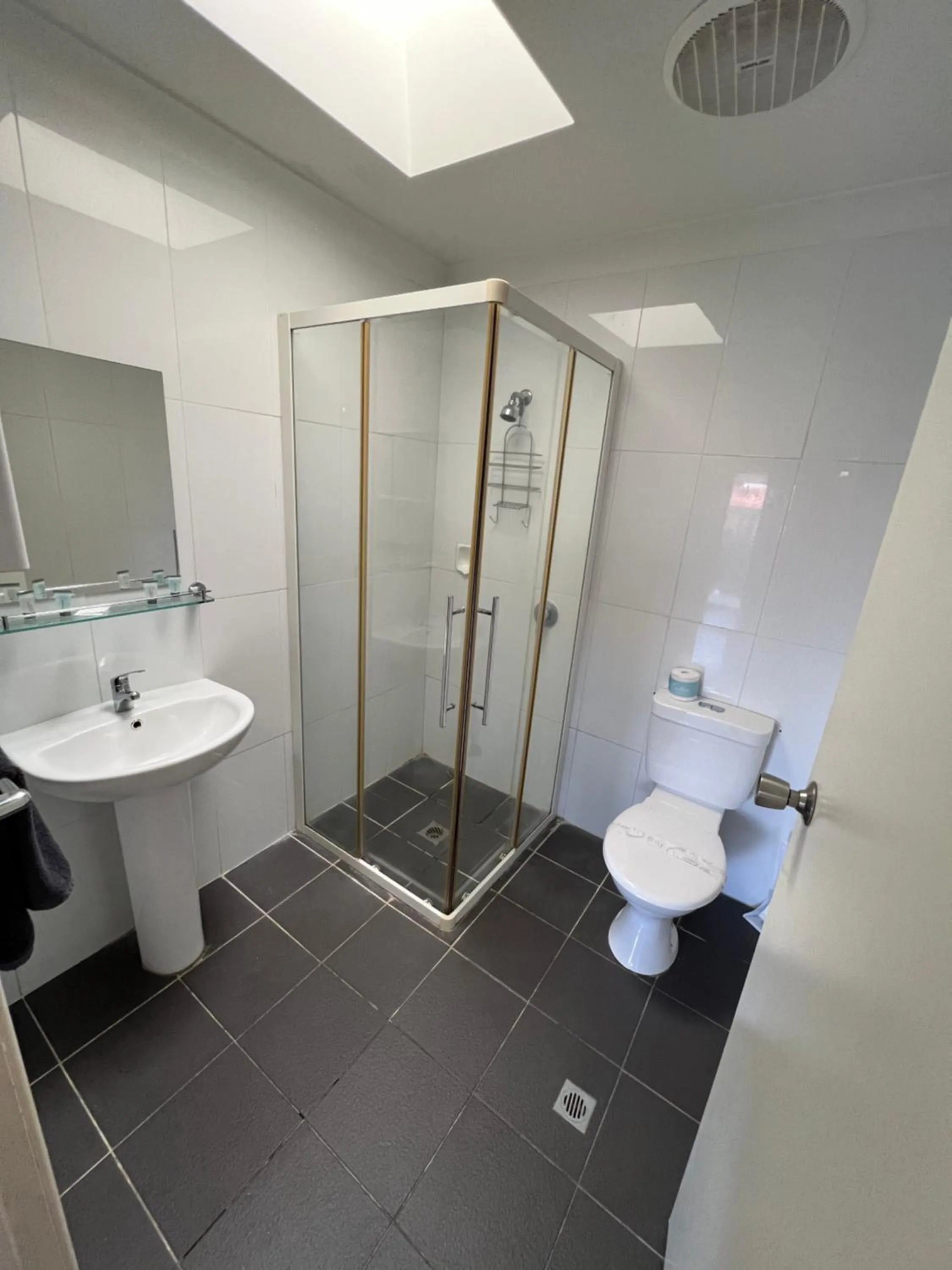 Shower in Hi-Way Motel Grafton - Contactless