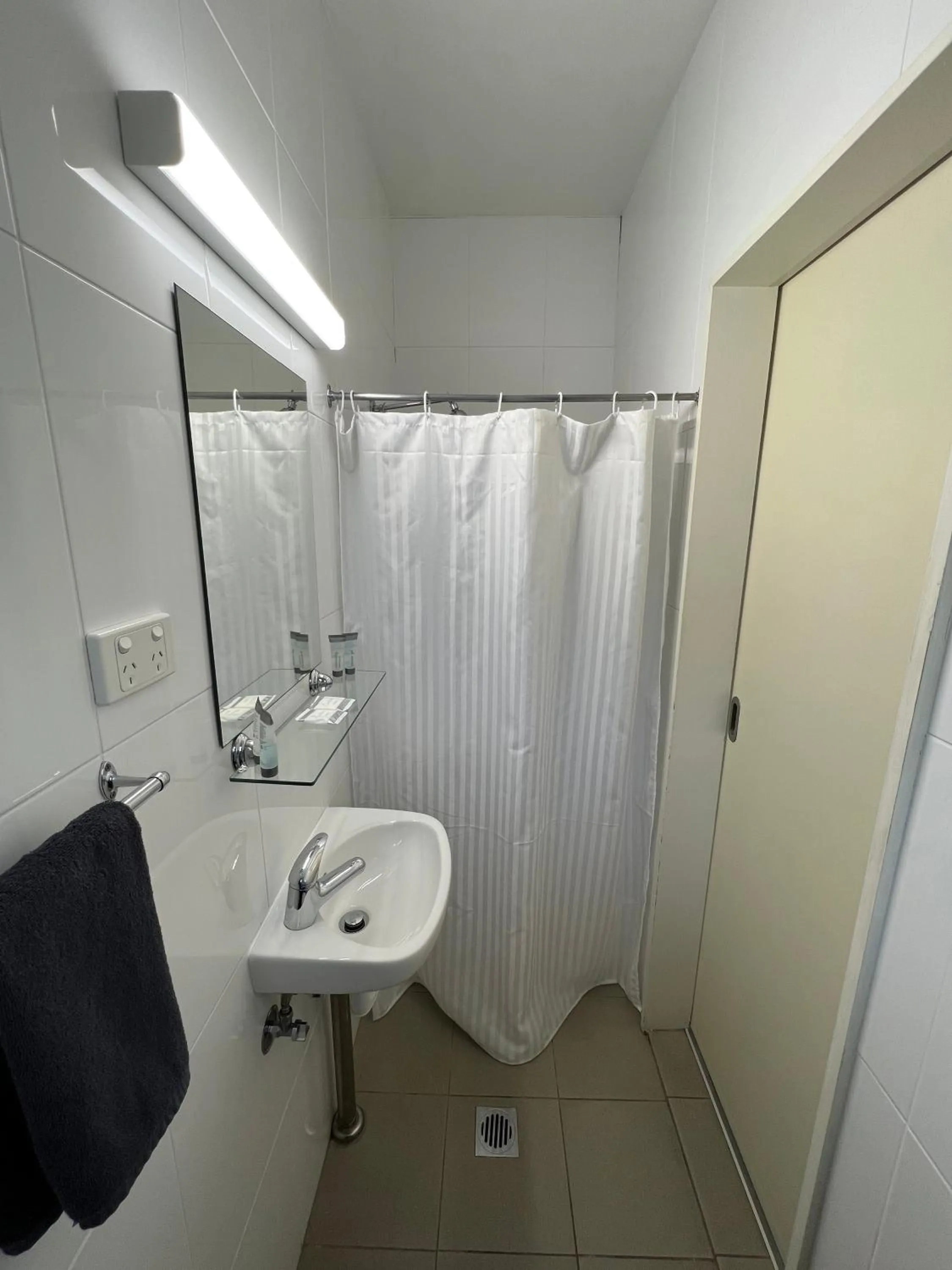 Shower in Hi-Way Motel Grafton - Contactless