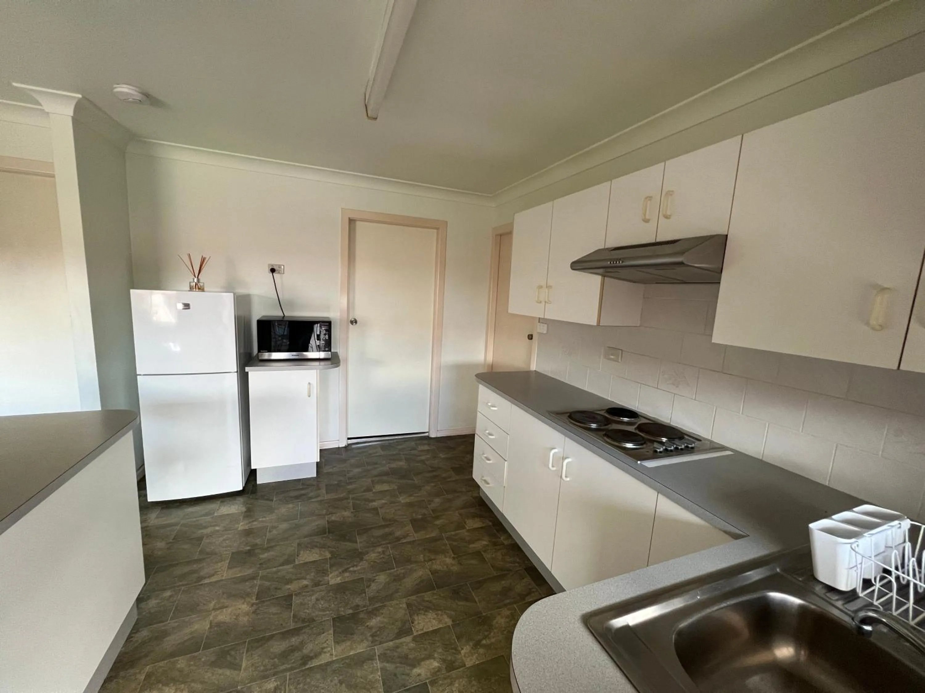 Kitchen or kitchenette in Hi-Way Motel Grafton - Contactless