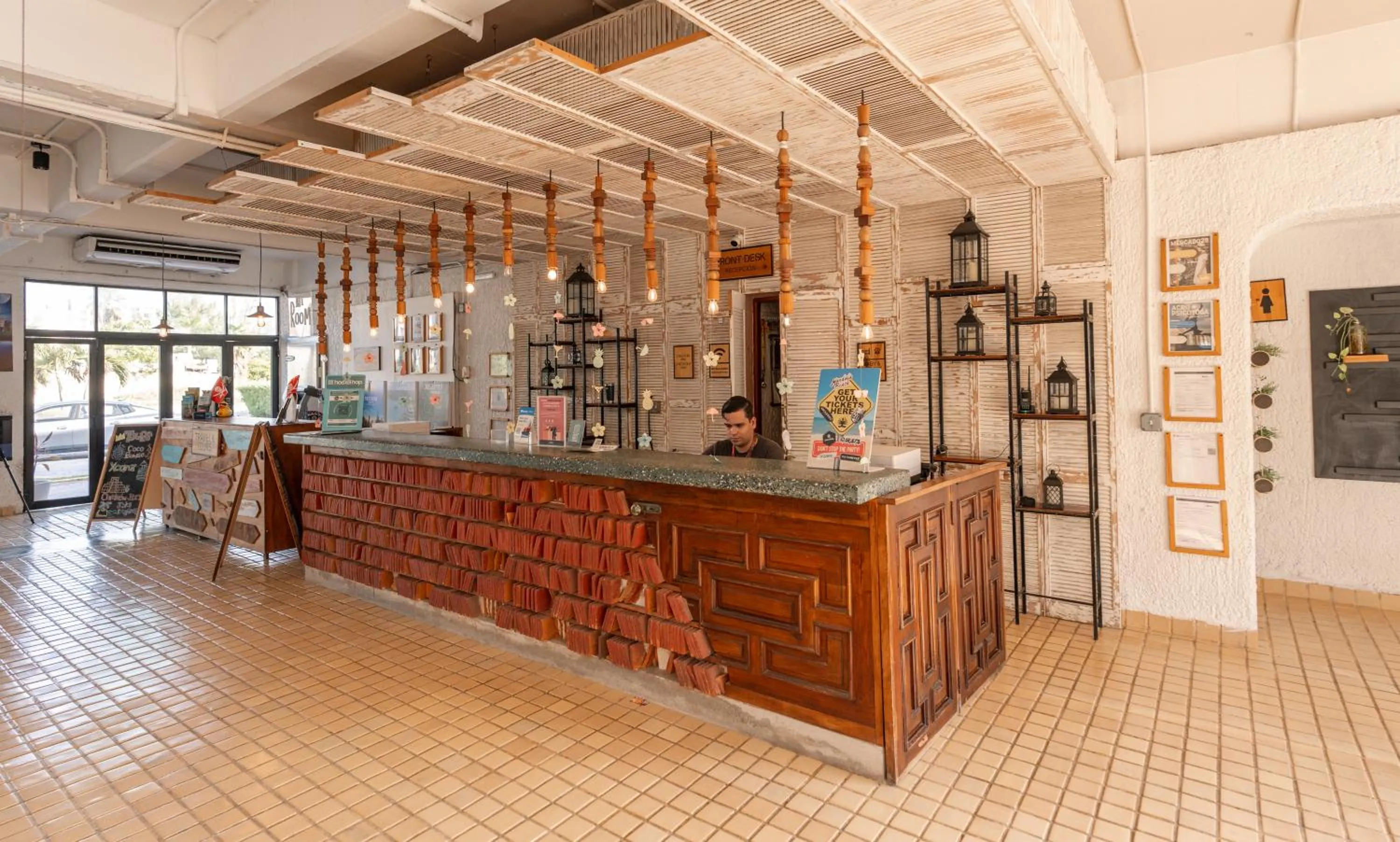 Facade/entrance in Nílu Cancun Zona Hotelera by Selina