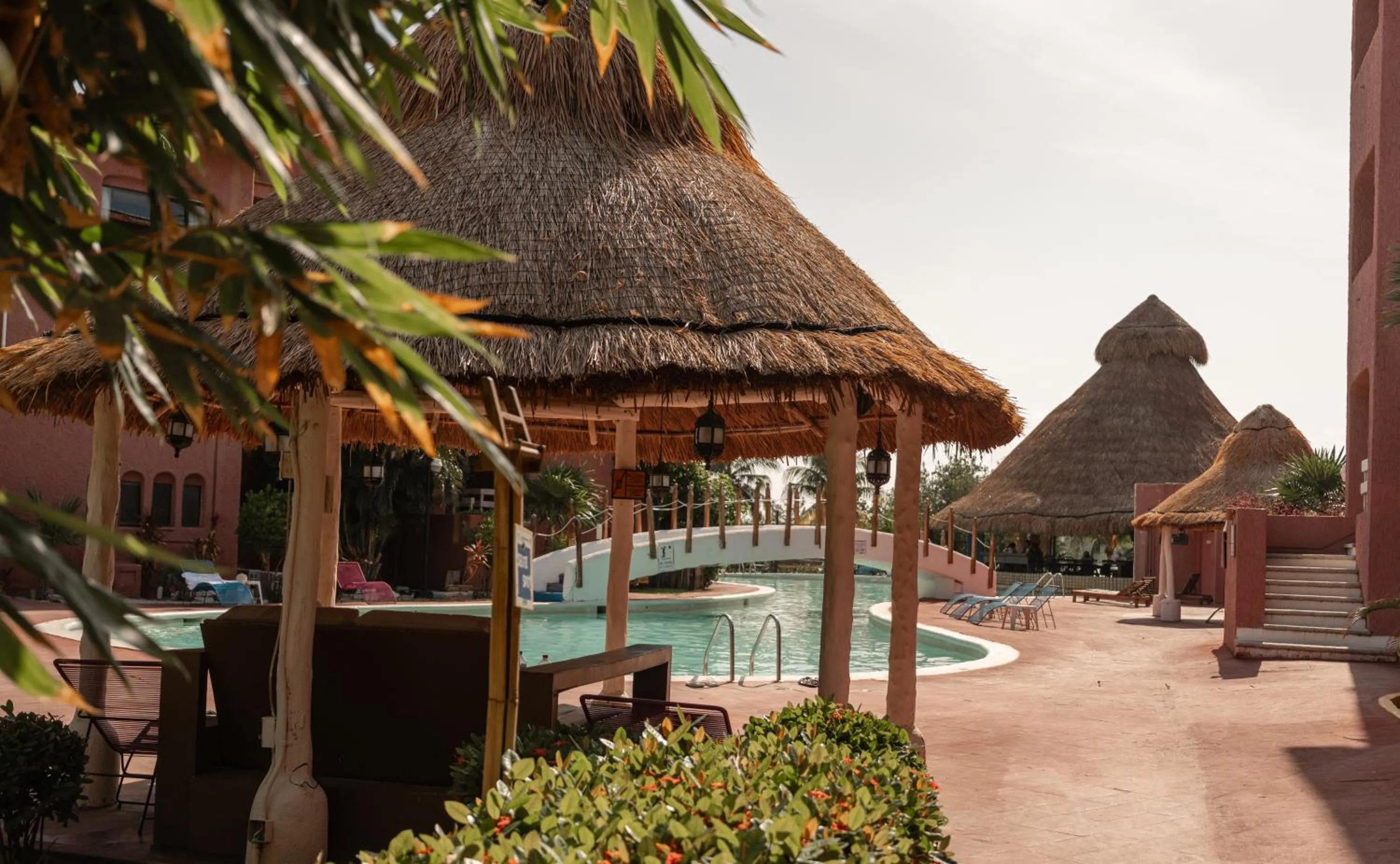 Swimming pool in Nílu Cancun Zona Hotelera by Selina